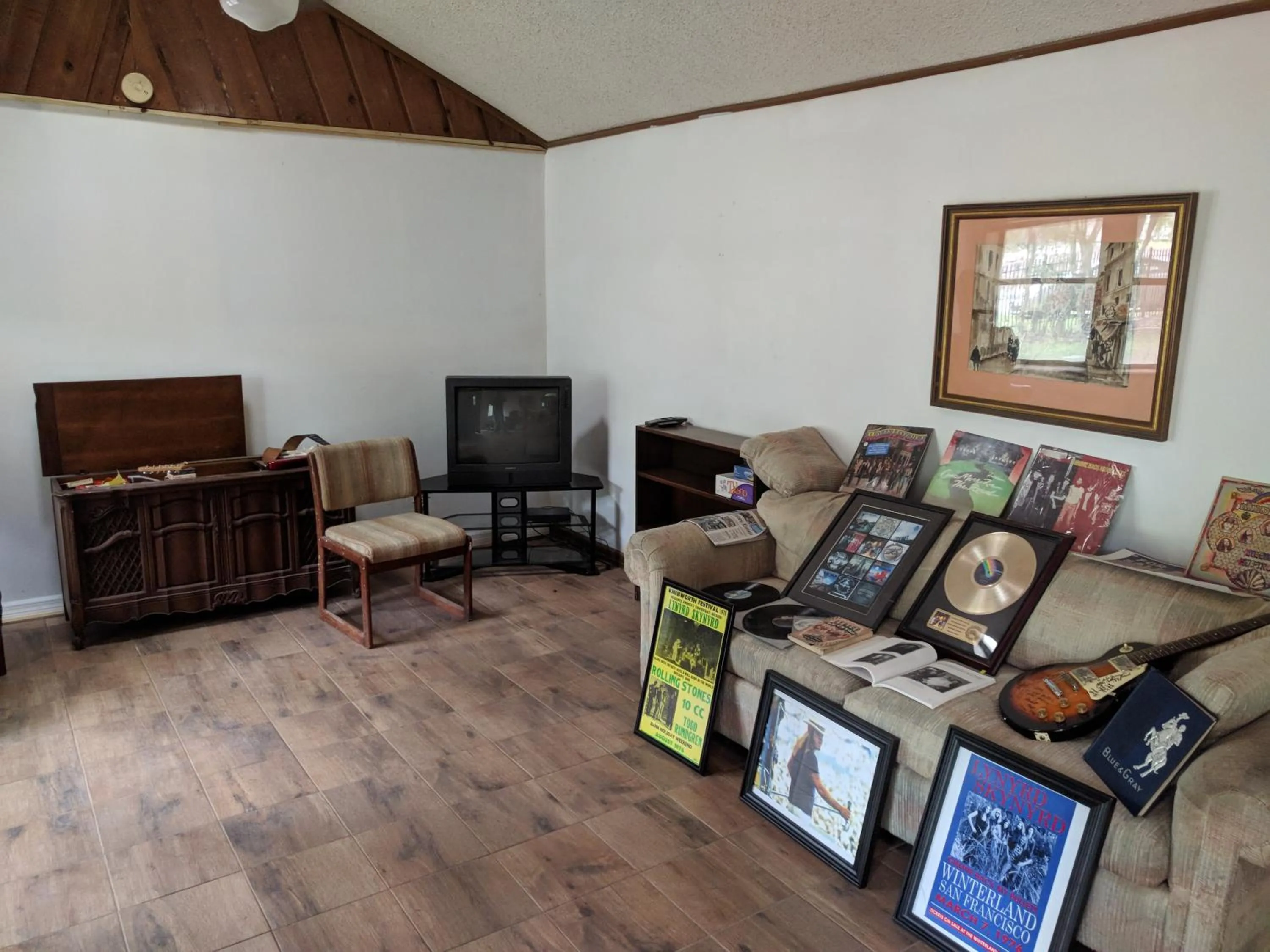 Communal lounge/ TV room in The Van Zant House