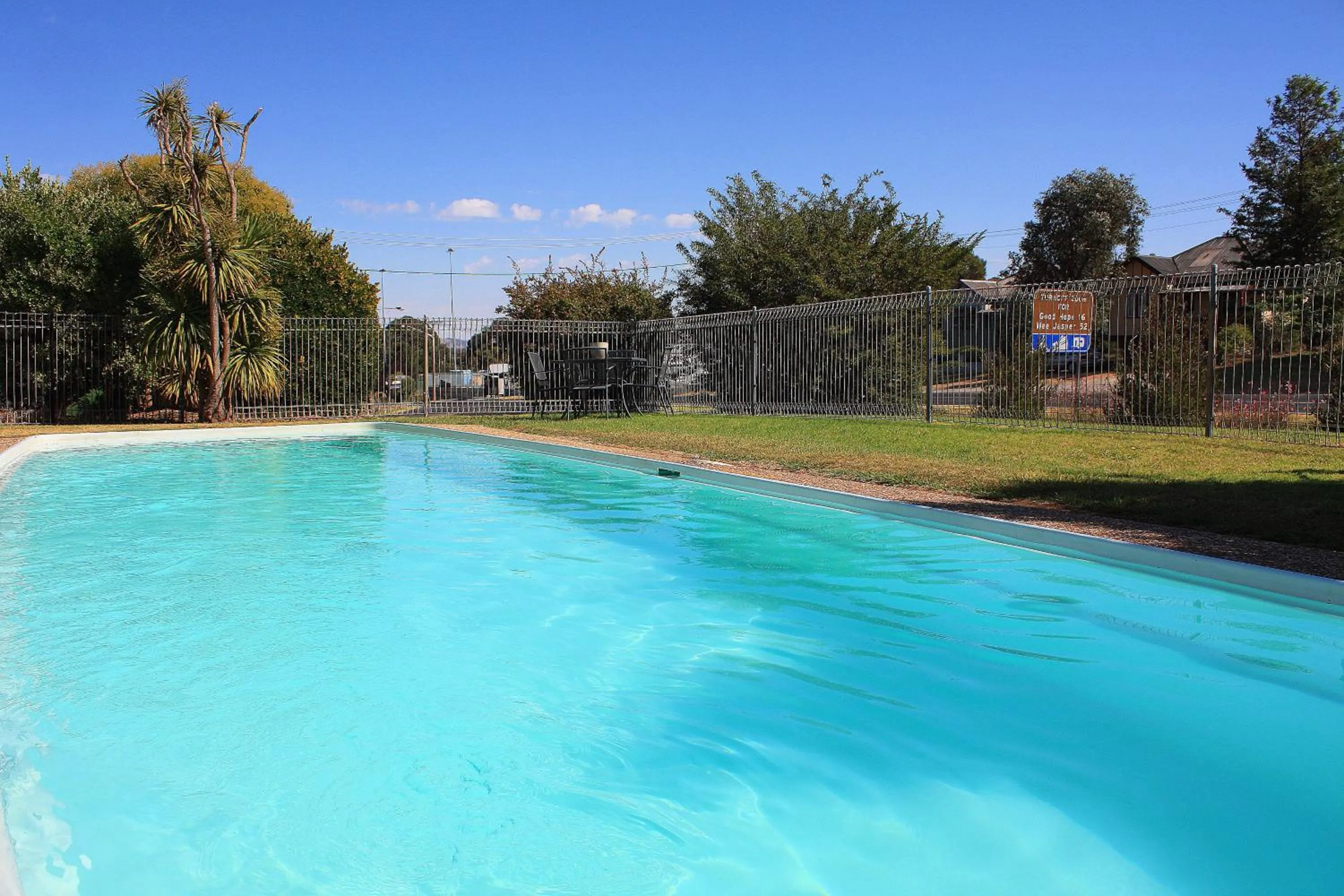Swimming pool in Hi Way Motor Inn