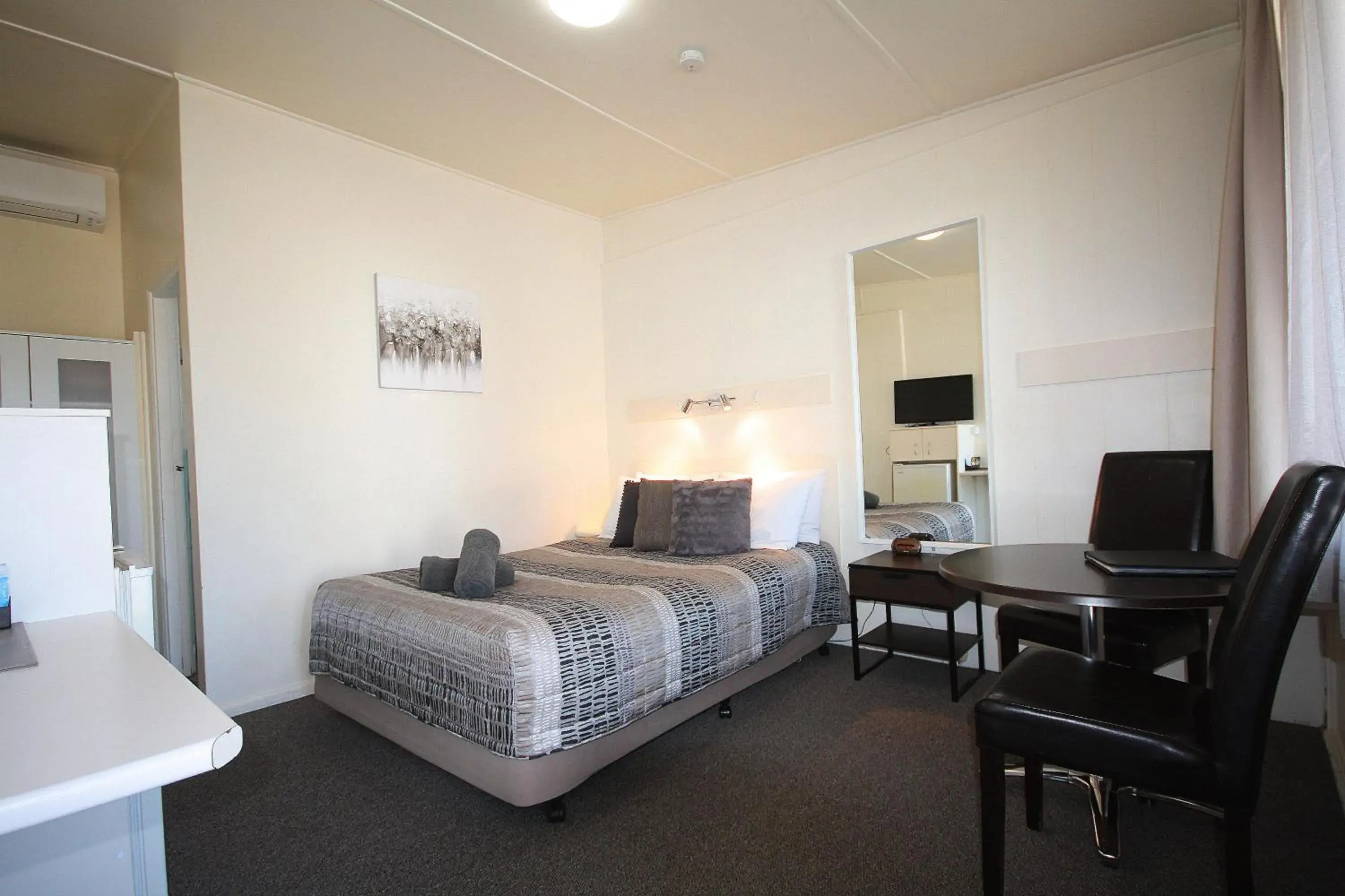 Queen Room in Hi Way Motor Inn Queen Room in Hi Way Motor Inn