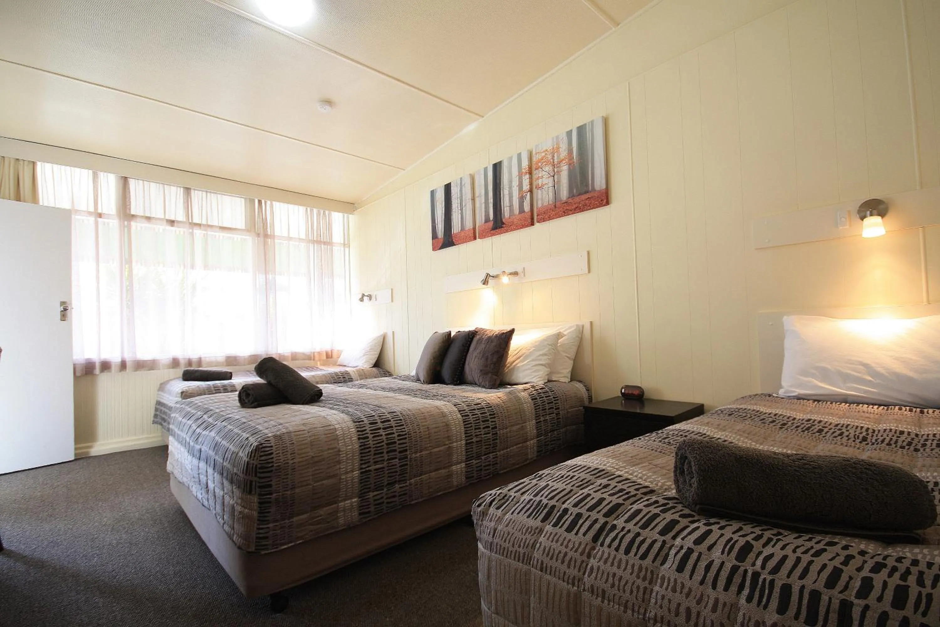 Photo of the whole room, Bed in Hi Way Motor Inn