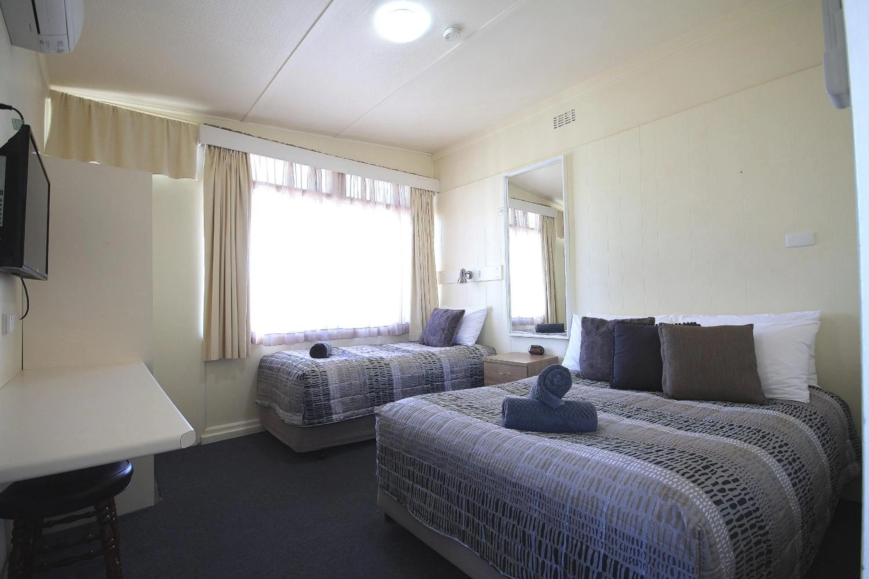 Photo of the whole room, Bed in Hi Way Motor Inn