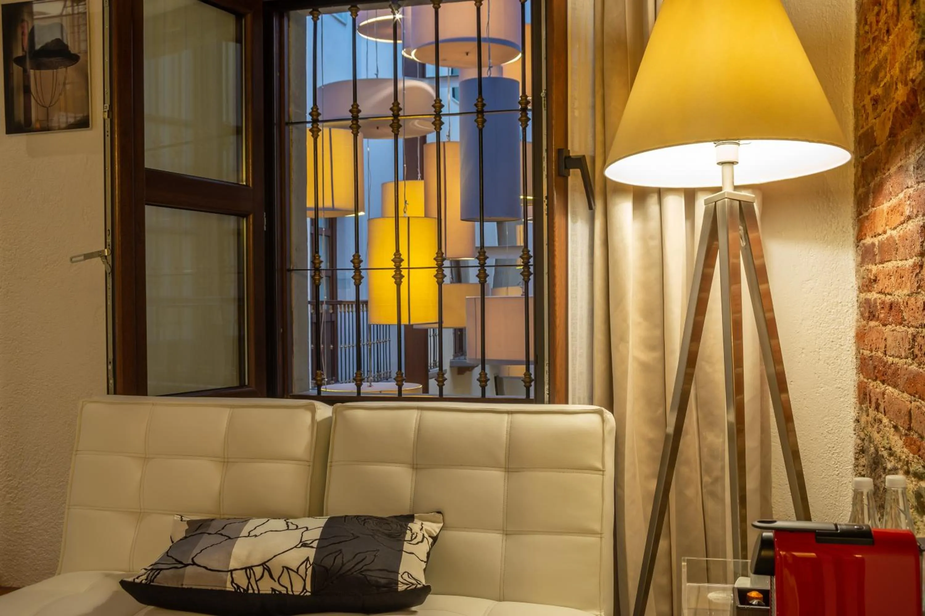 Living room in 1850 Hotel Boutique