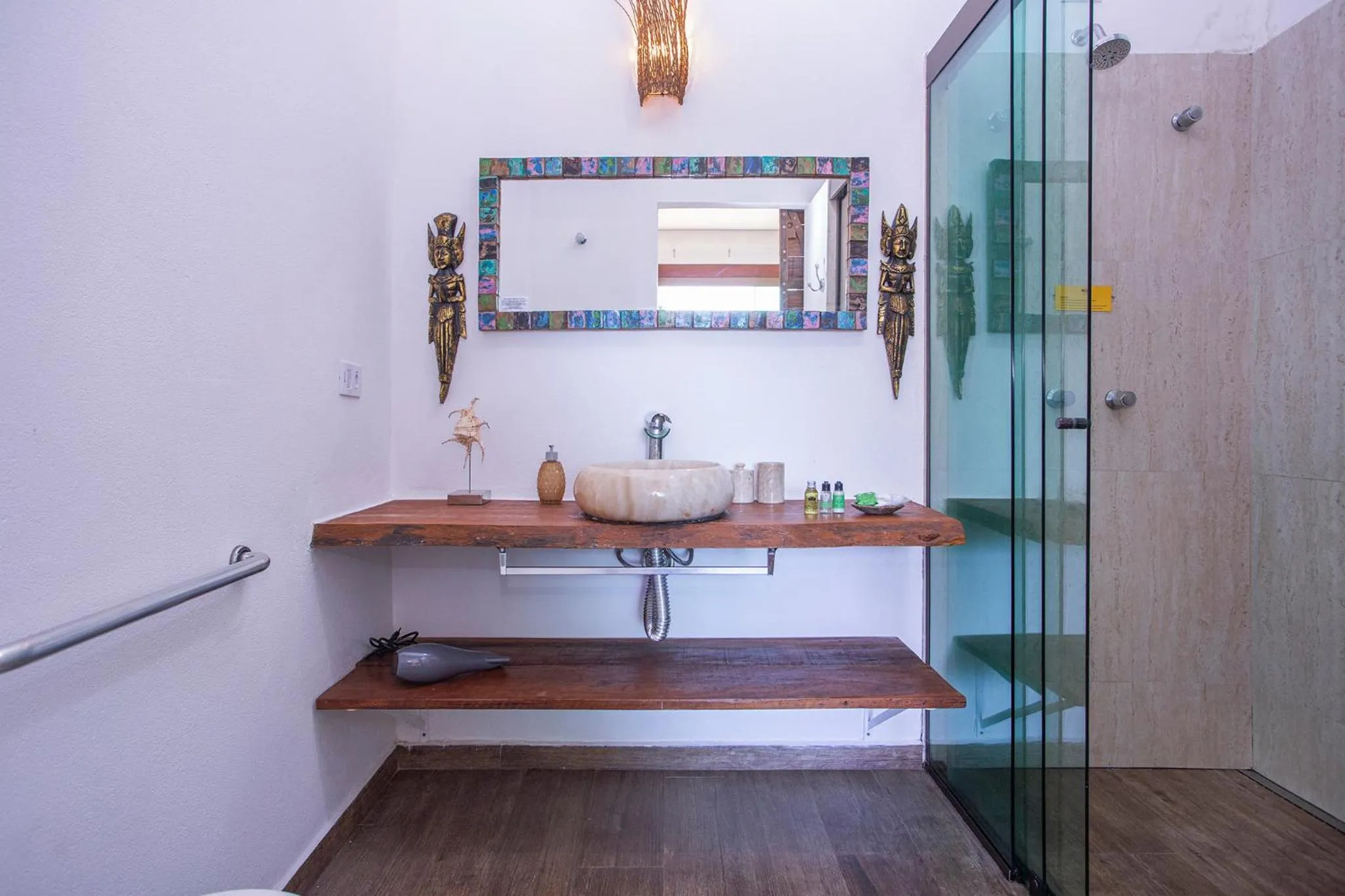 Shower in Hotel Vila Kebaya