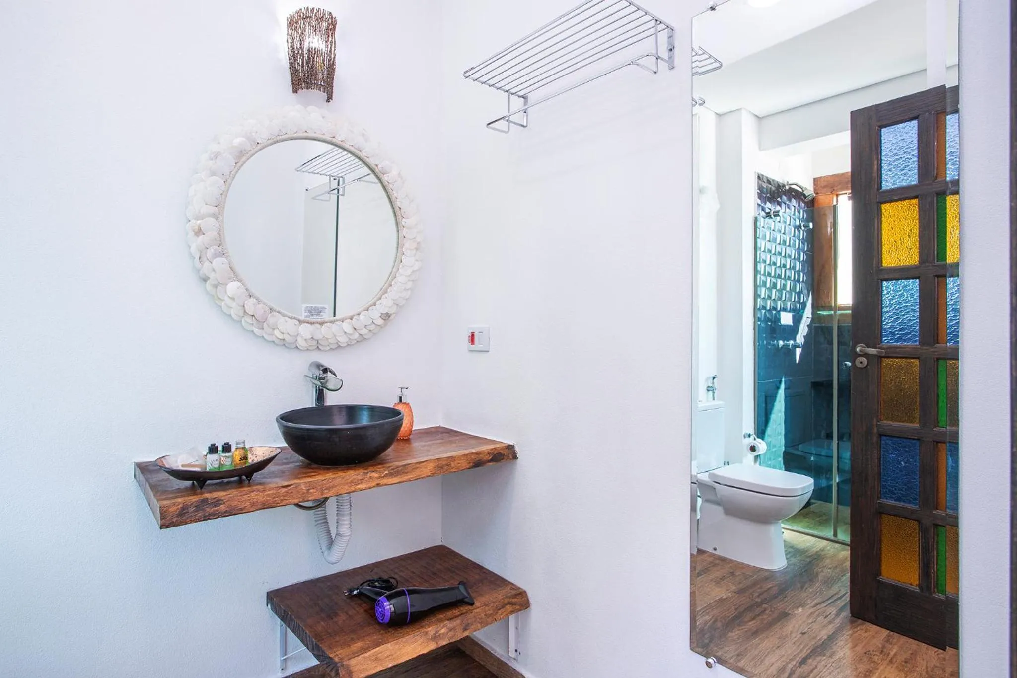 Shower in Hotel Vila Kebaya