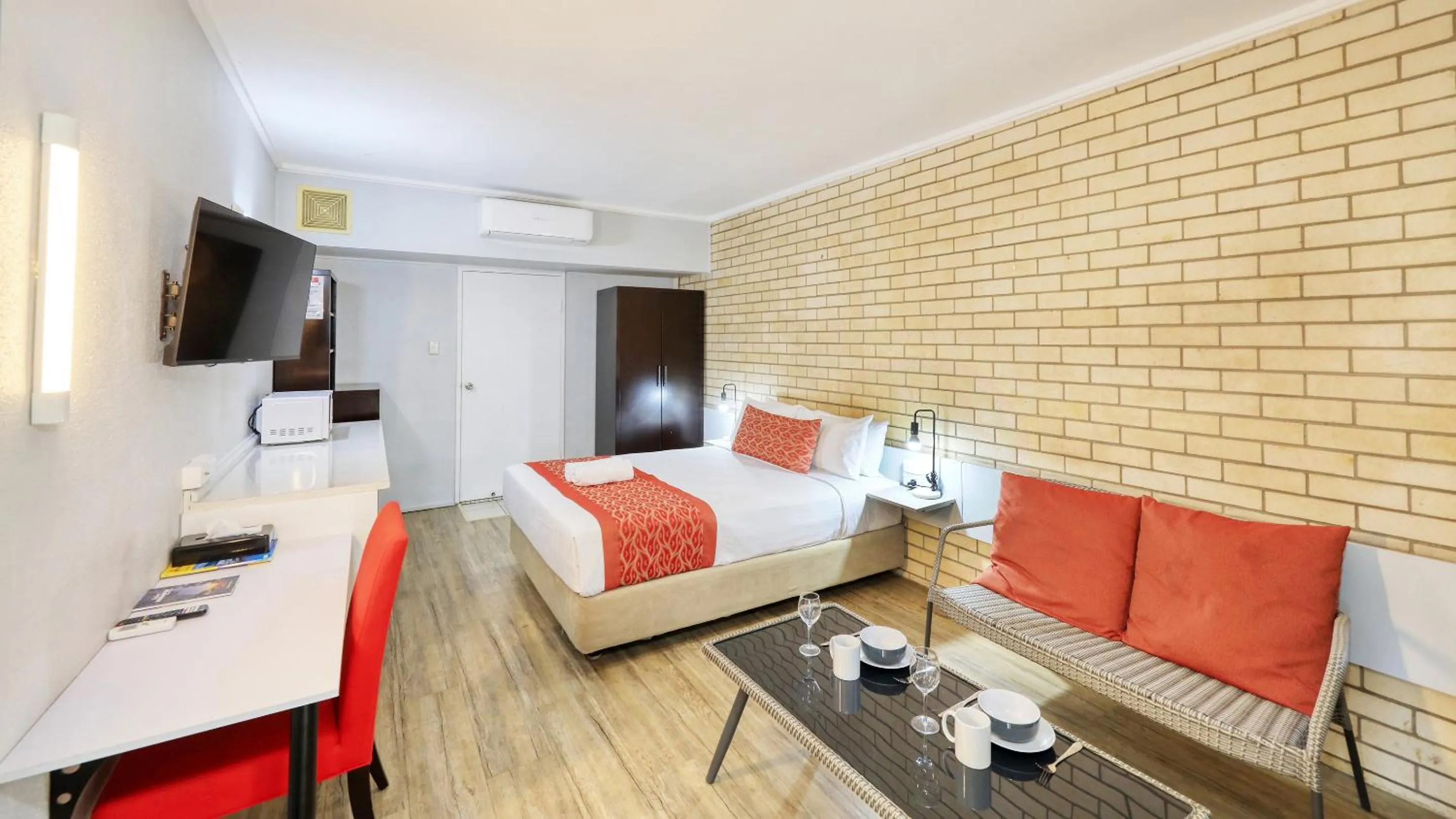 Photo of the whole room, Bed in Tropical Gateway Motor Inn