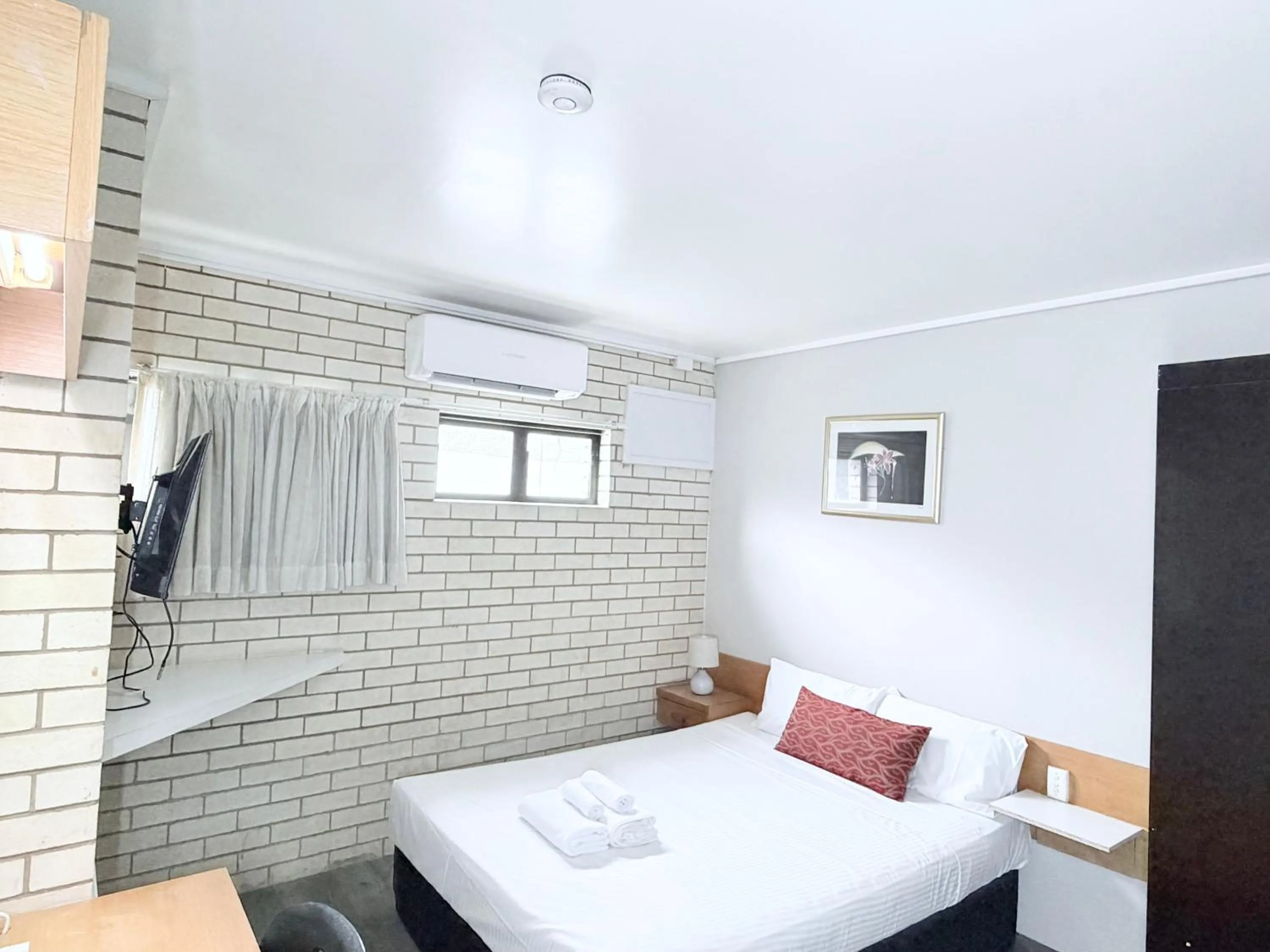 Bed in Tropical Gateway Motor Inn