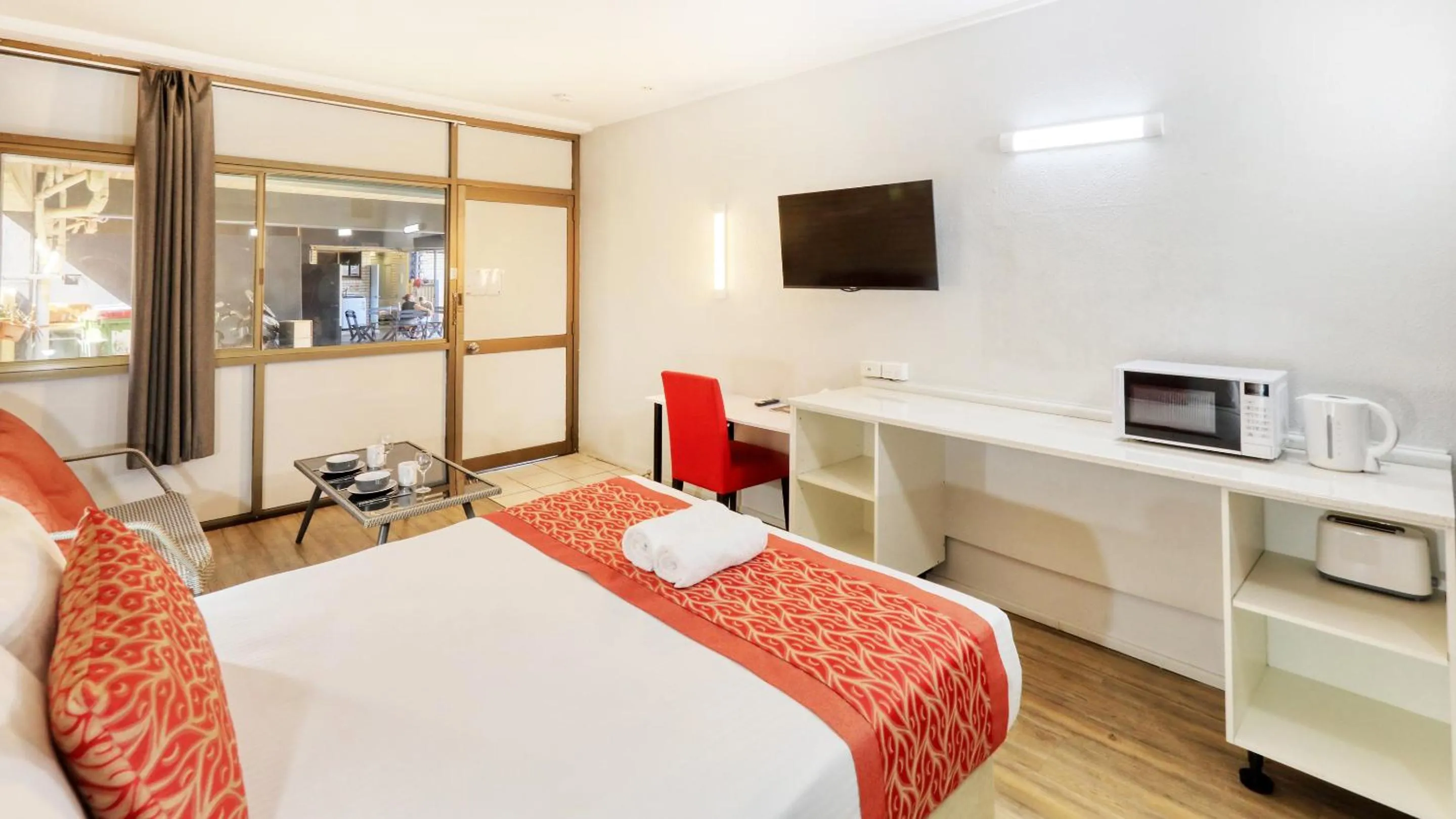 TV and multimedia, Bed in Tropical Gateway Motor Inn