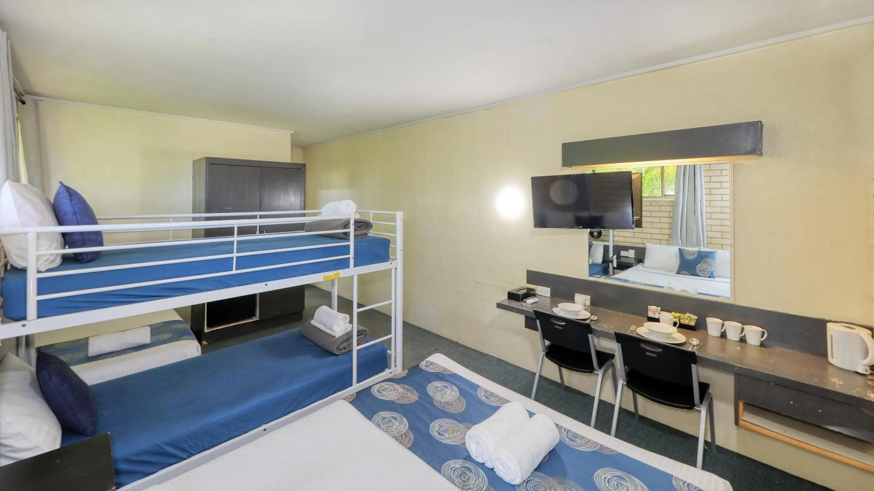 TV and multimedia, Bed in Tropical Gateway Motor Inn