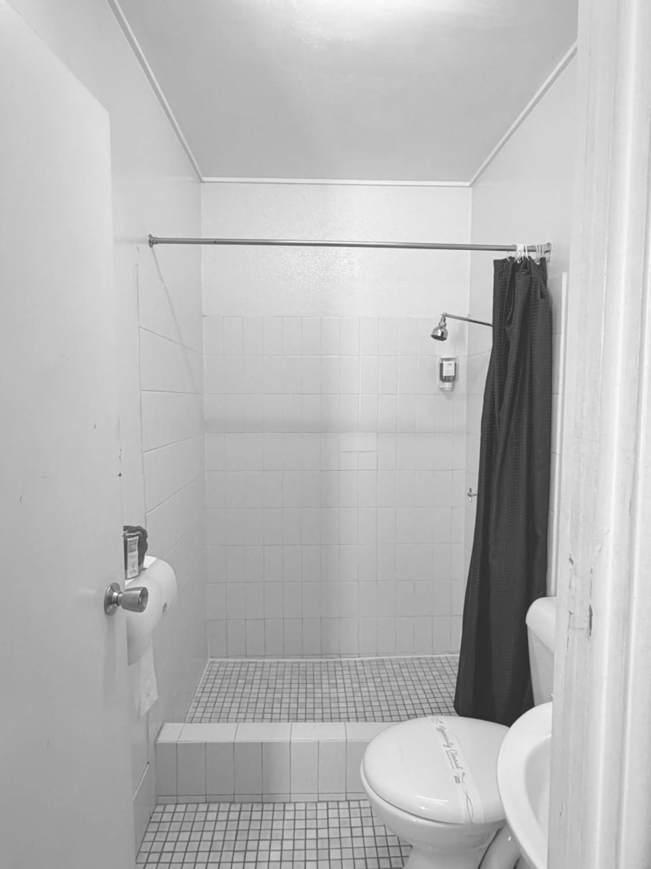 Bathroom in Tropical Gateway Motor Inn