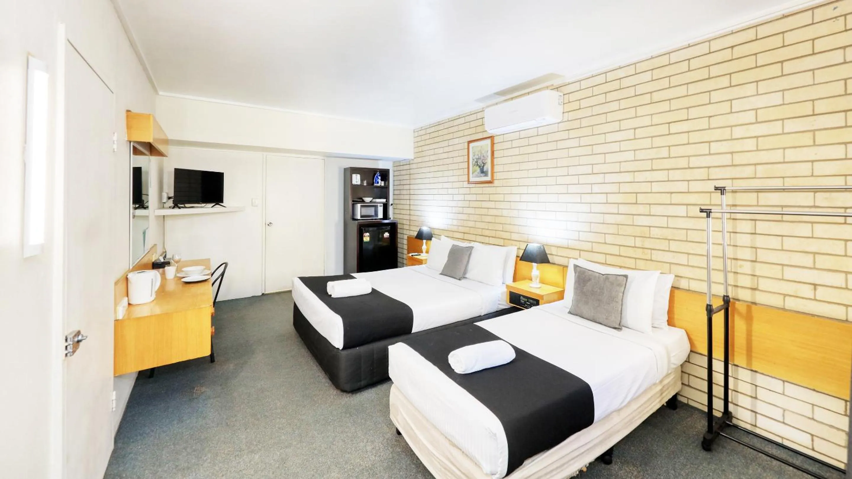 Bed in Tropical Gateway Motor Inn