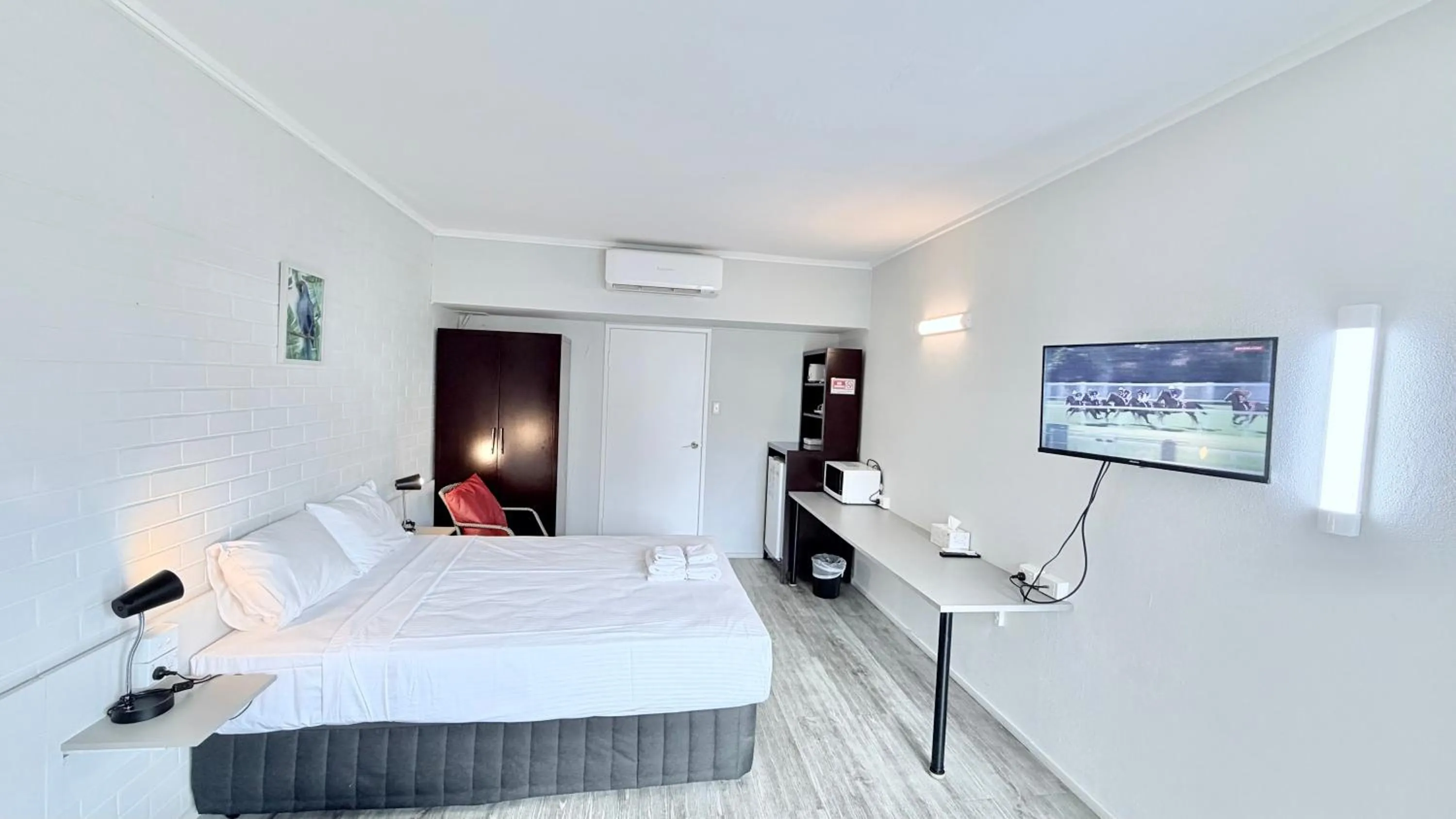 Bed in Tropical Gateway Motor Inn