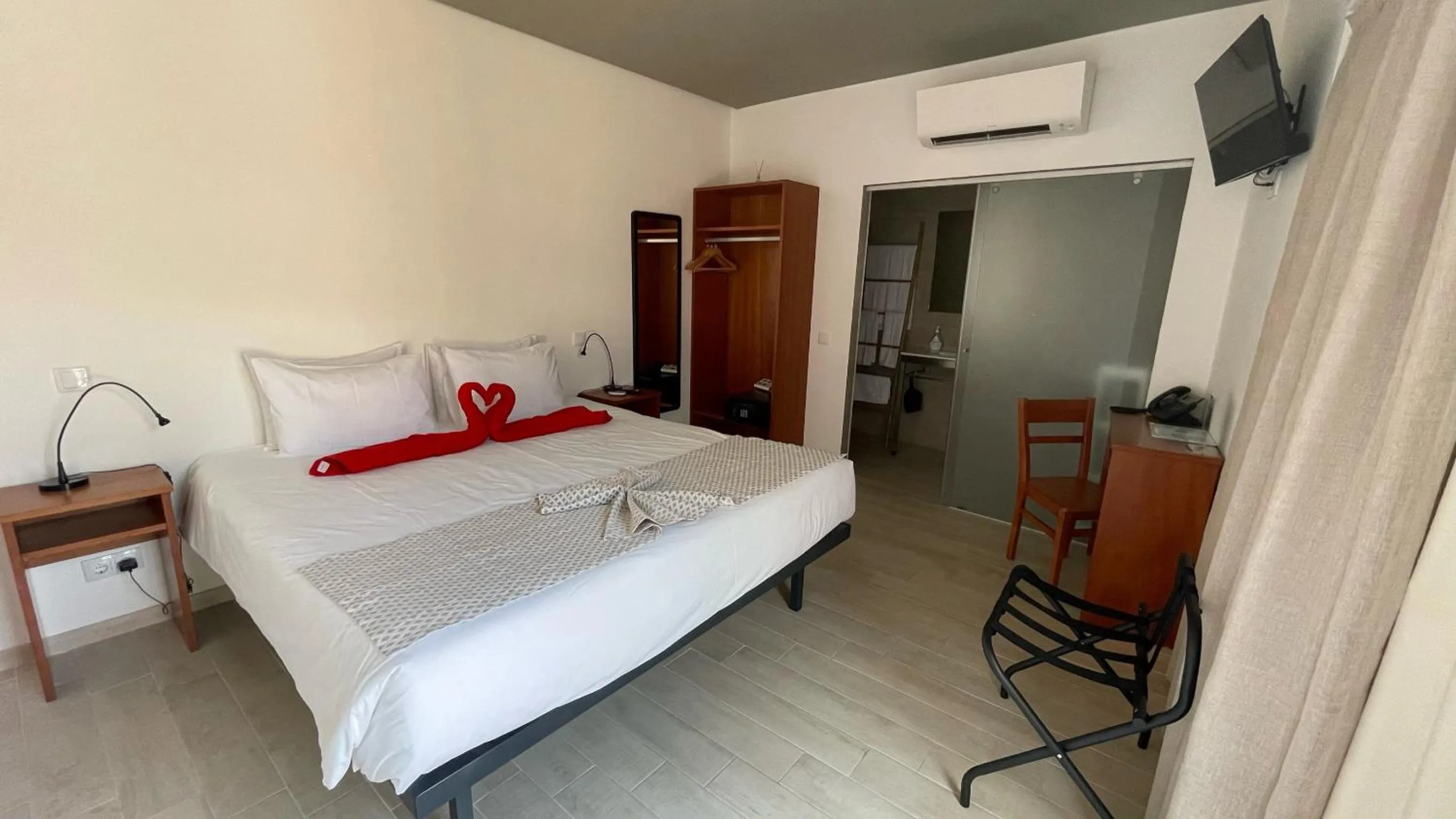 TV and multimedia, Bed in Villa 3 Caparica - Lisbon Gay Beach Resort