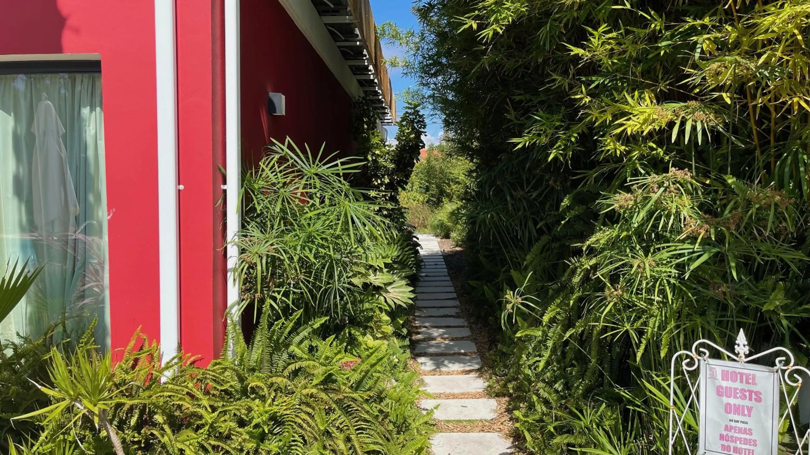 Garden in Villa 3 Caparica - Lisbon Gay Beach Resort