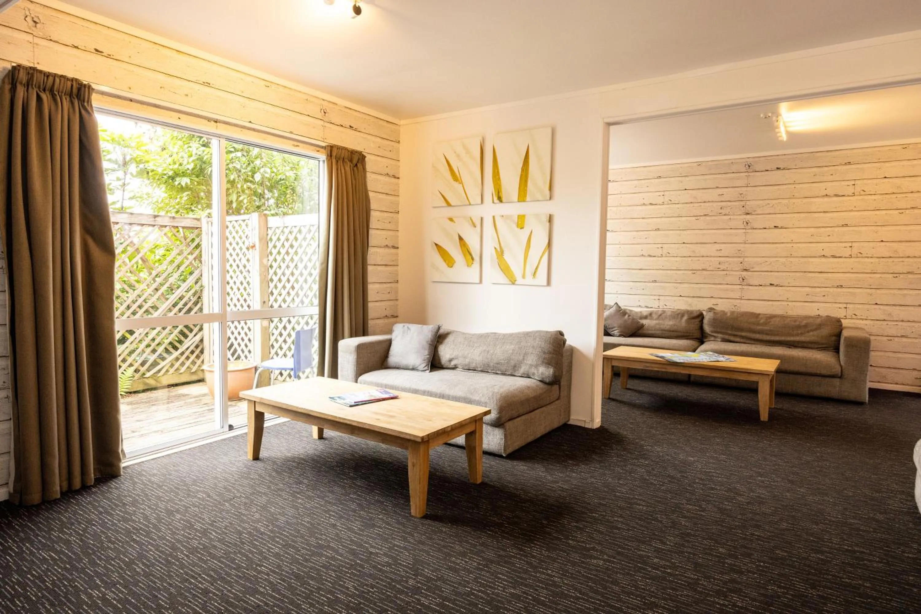 Communal lounge/ TV room, Bed in Haka House Taupo