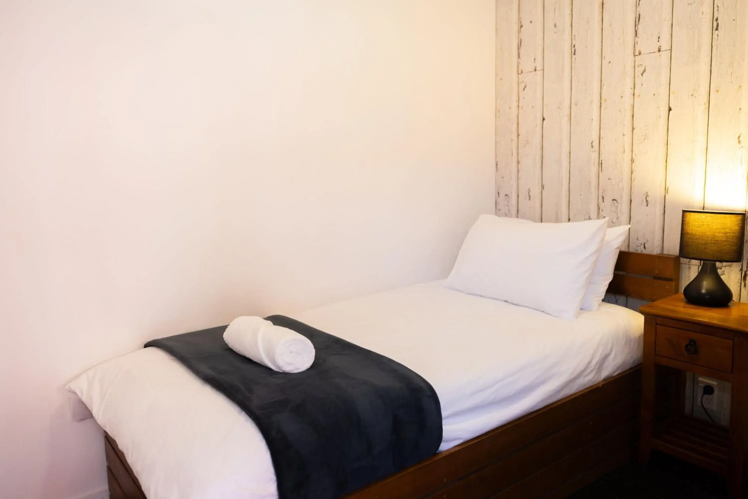 Economy Single Room with Shared Bathroom in Haka House Taupo Economy Single Room with Shared Bathroom in Haka House Taupo