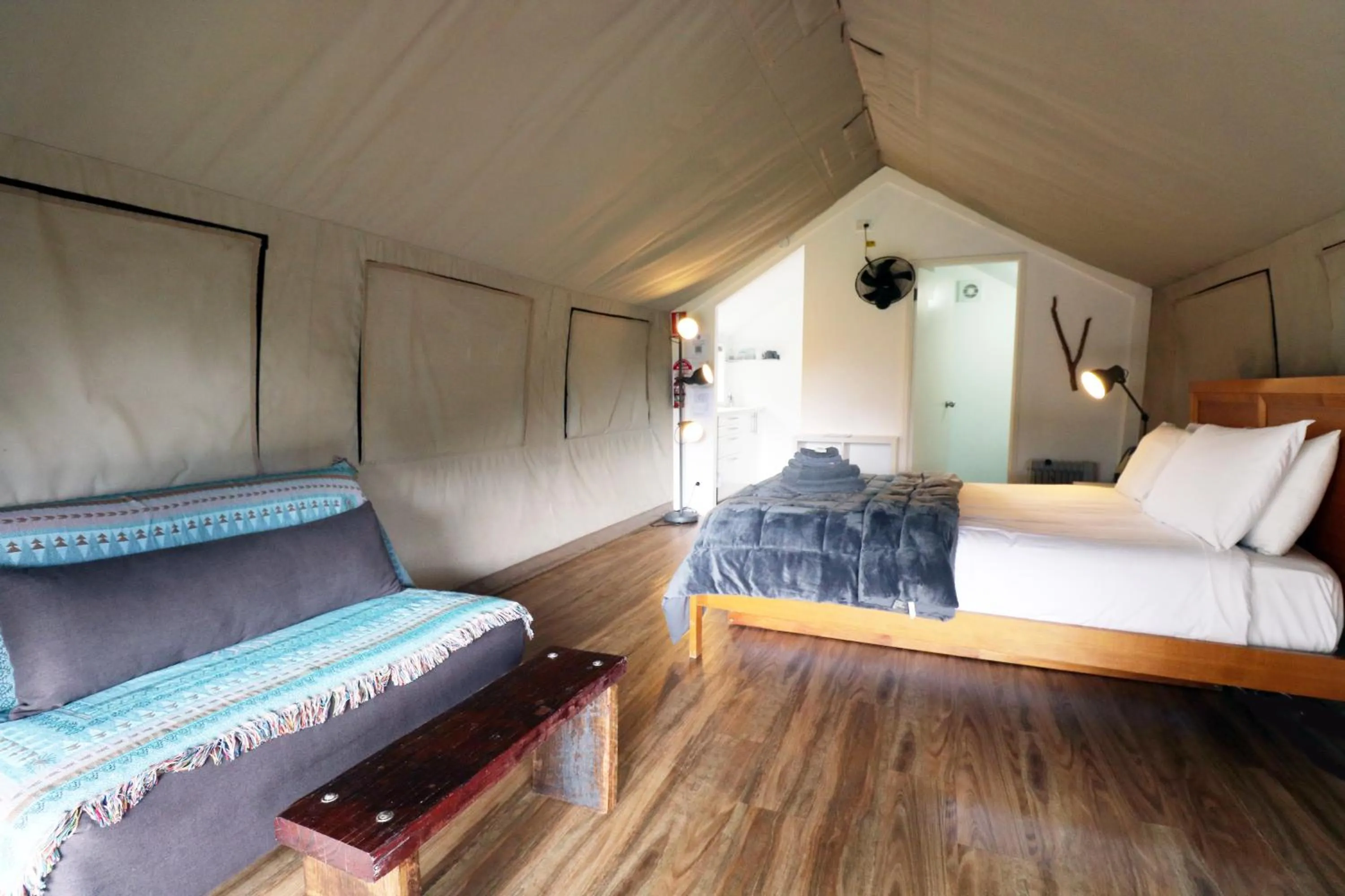 Living room, Bed in South Coast Retreat