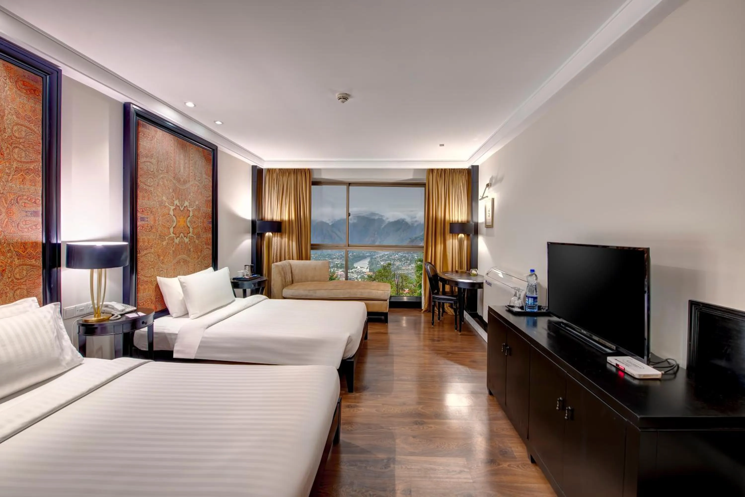 Bedroom, Bed in Pearl Continental Hotel, Muzaffarabad