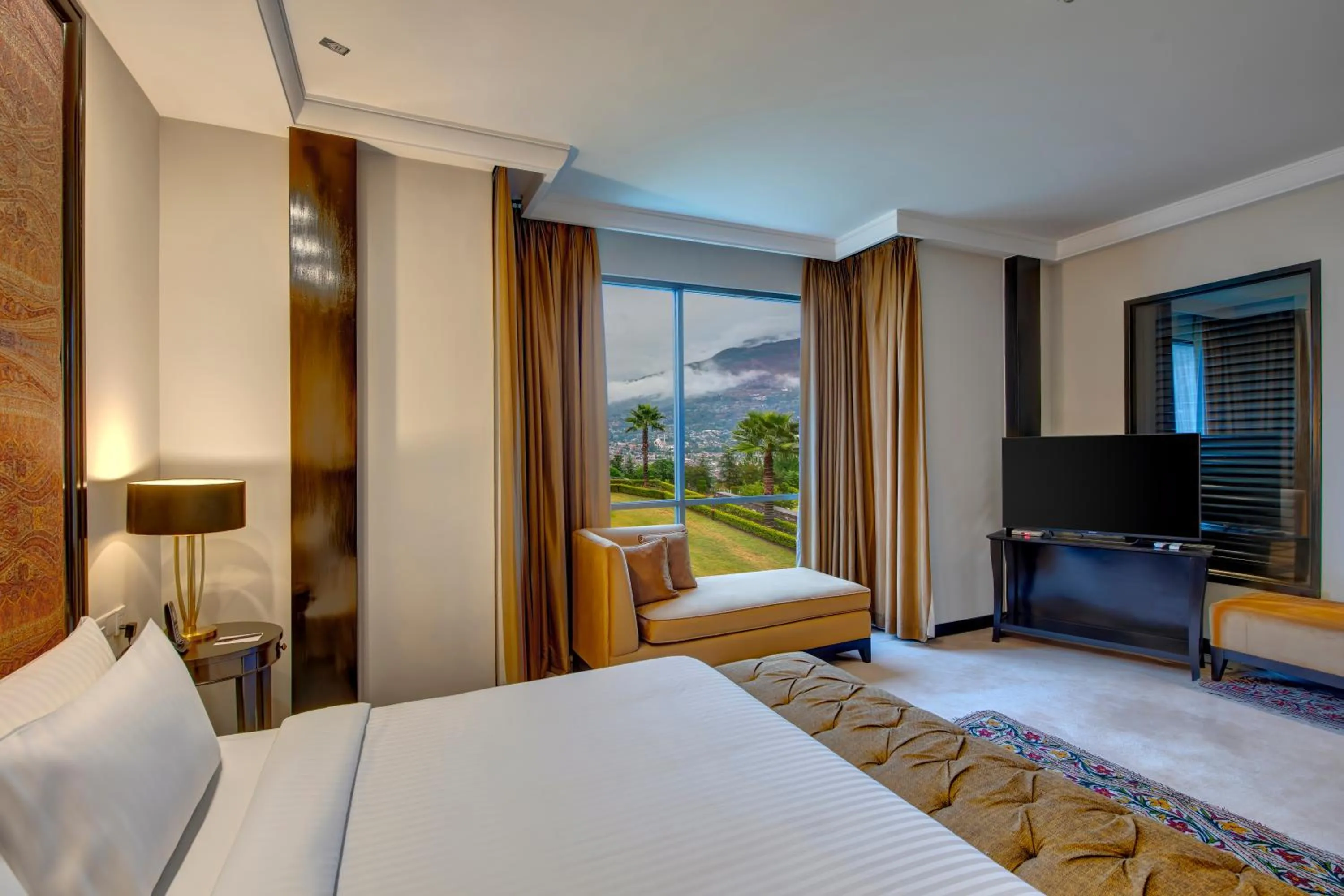 Bedroom, Bed in Pearl Continental Hotel, Muzaffarabad