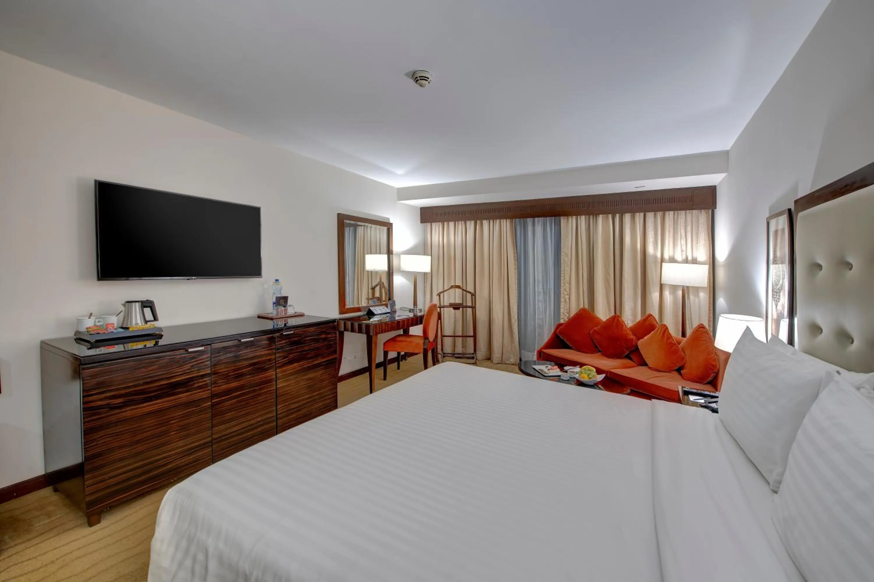 Bedroom, Bed in Pearl Continental Hotel, Karachi