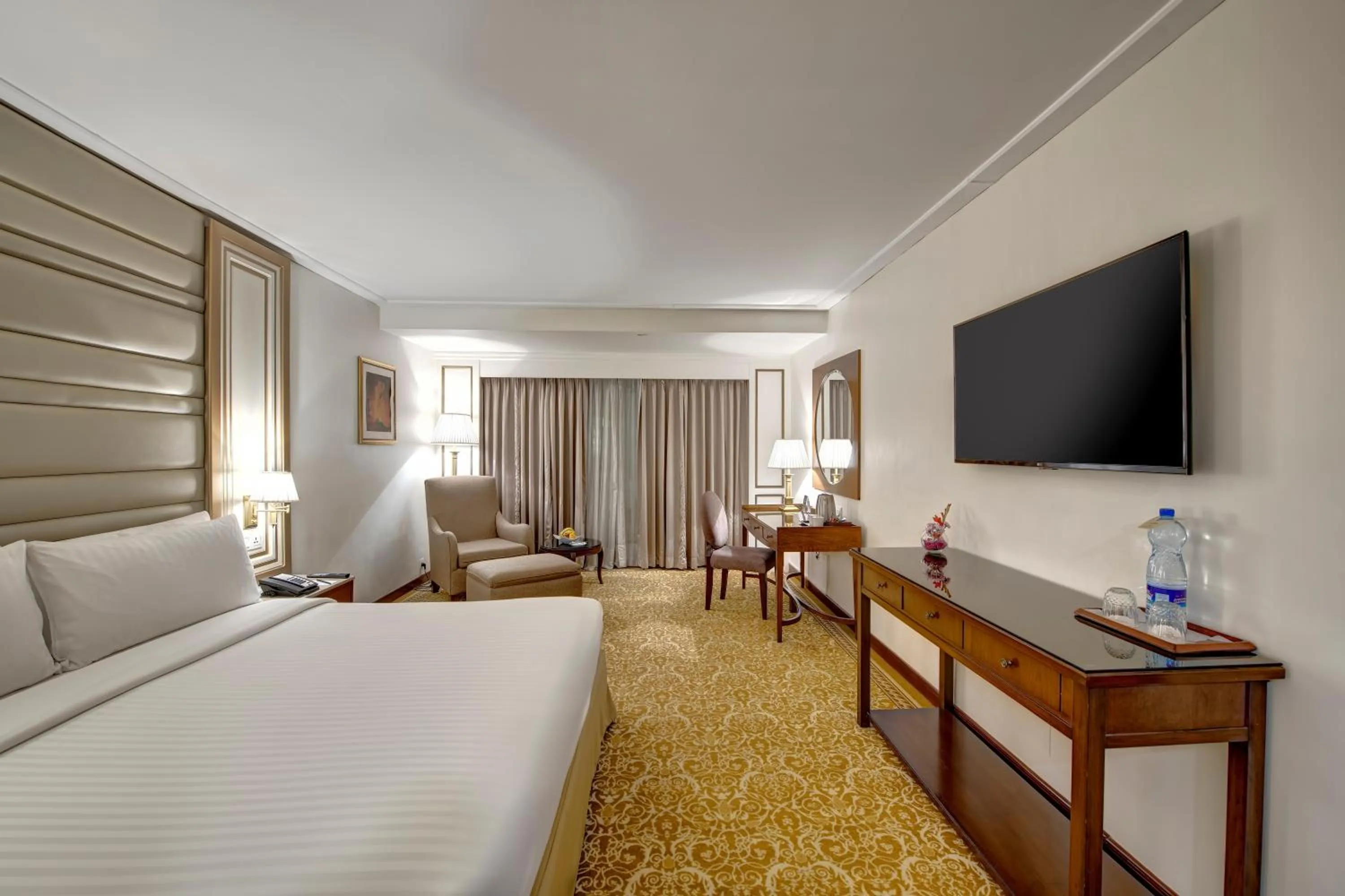 Bedroom, Bed in Pearl Continental Hotel, Karachi