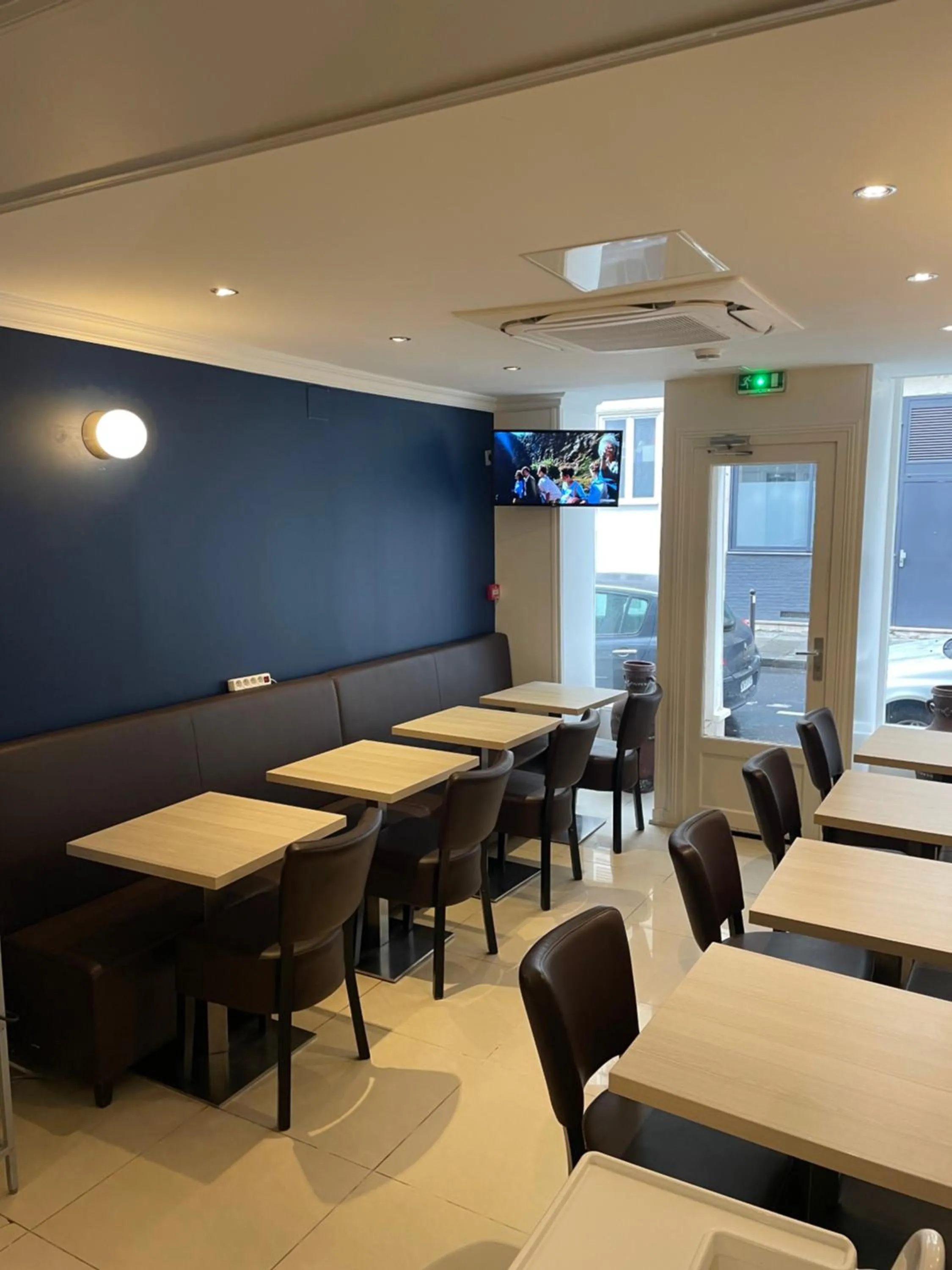 Breakfast in Mary's Hotel République