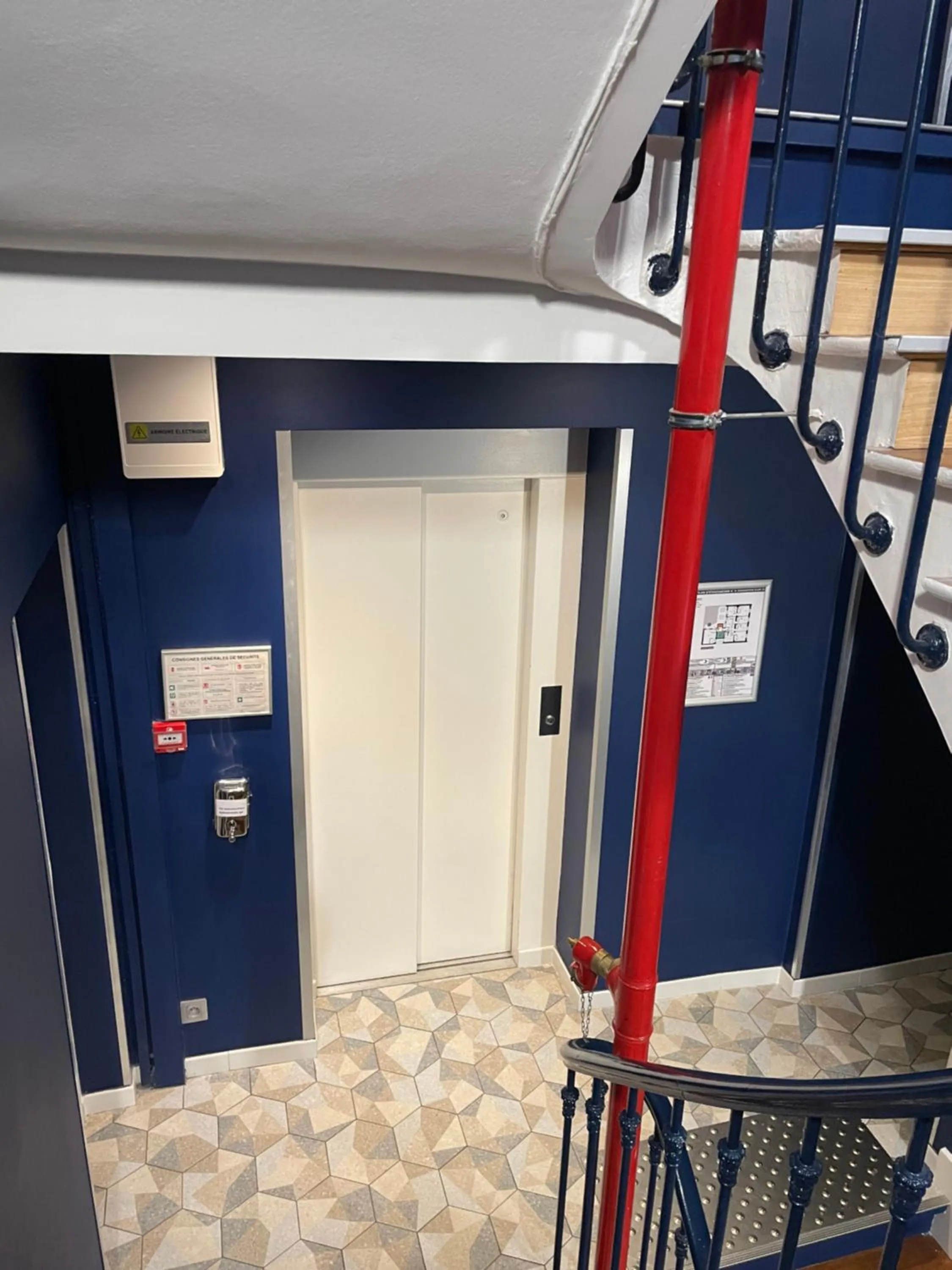 Property building in Mary's Hotel République