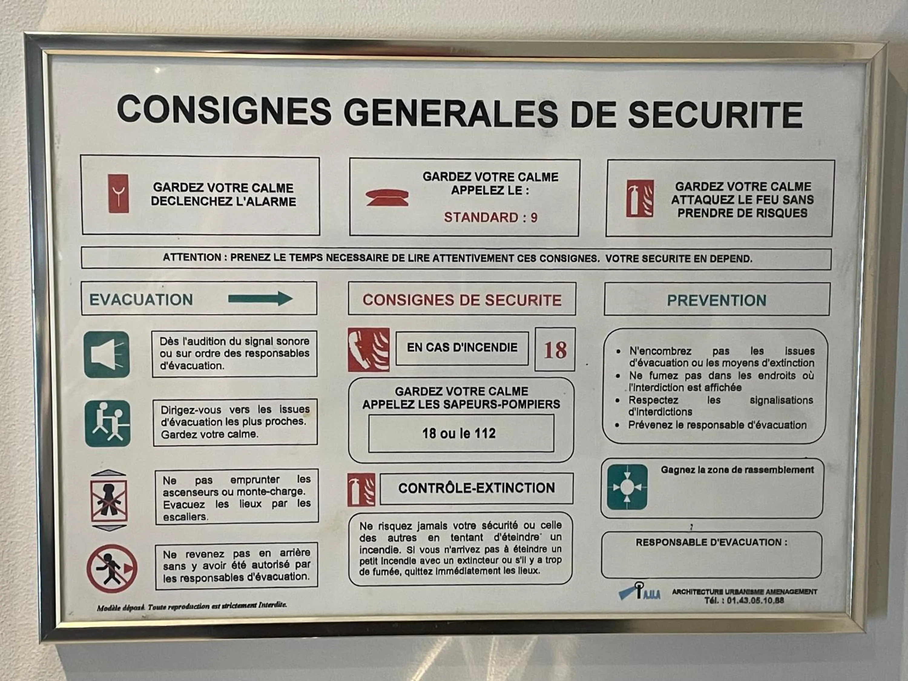 Text overlay in Mary's Hotel République