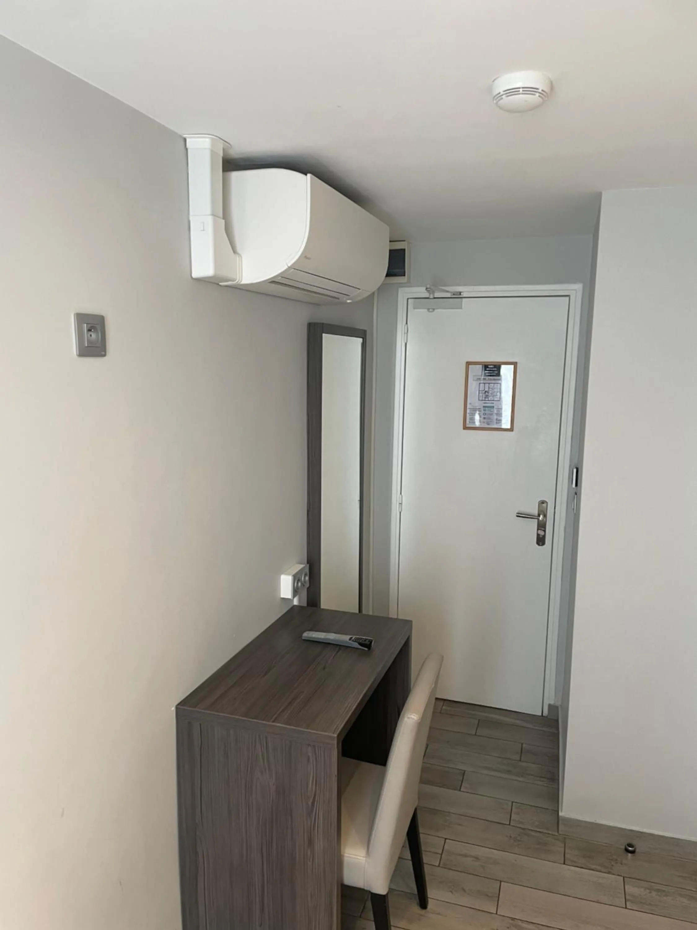 Bedroom in Mary's Hotel République