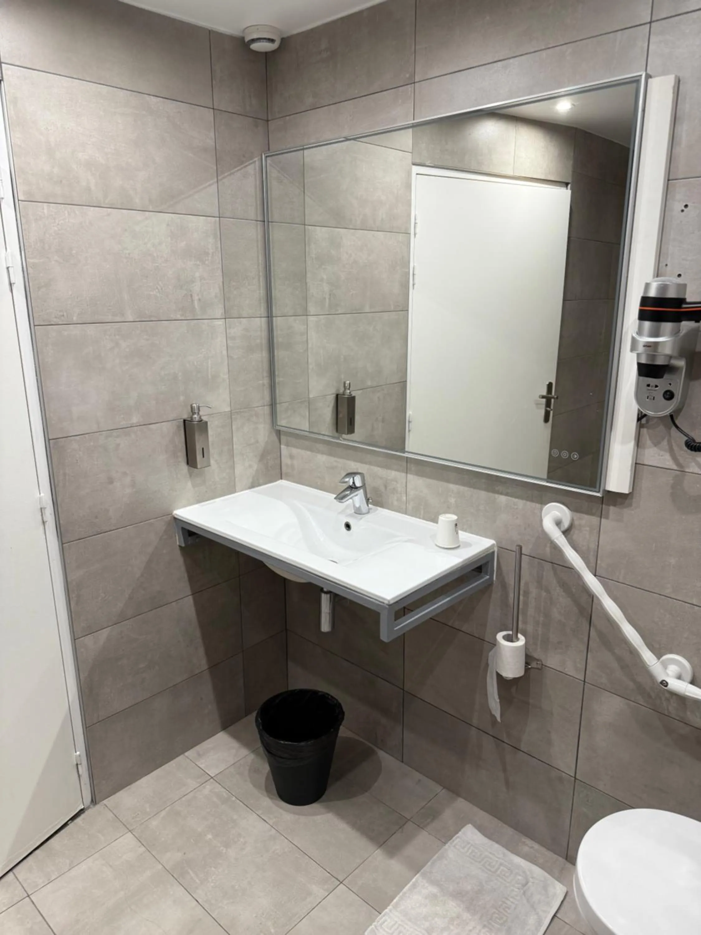 Bathroom in Mary's Hotel République