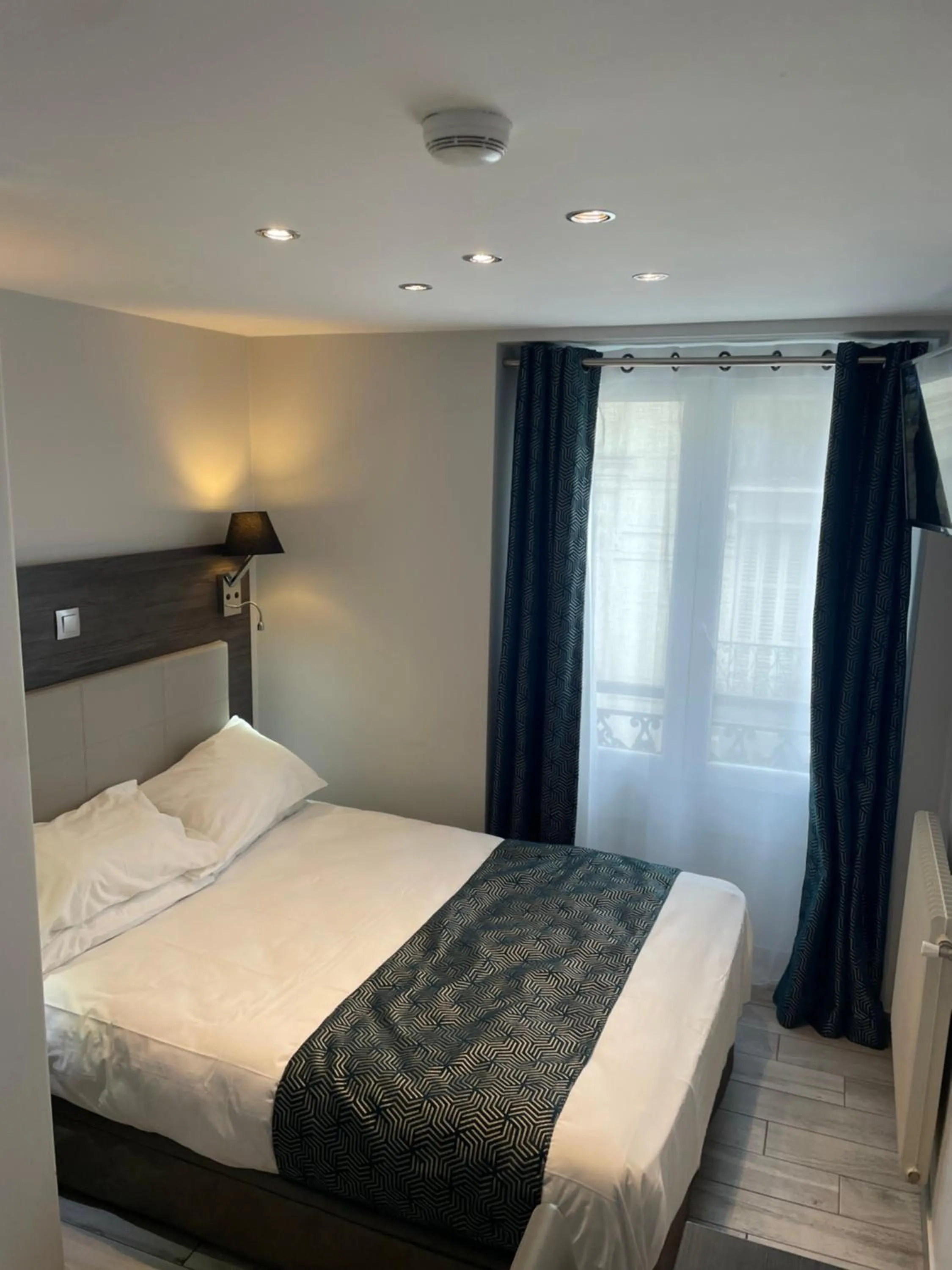 Bed in Mary's Hotel République