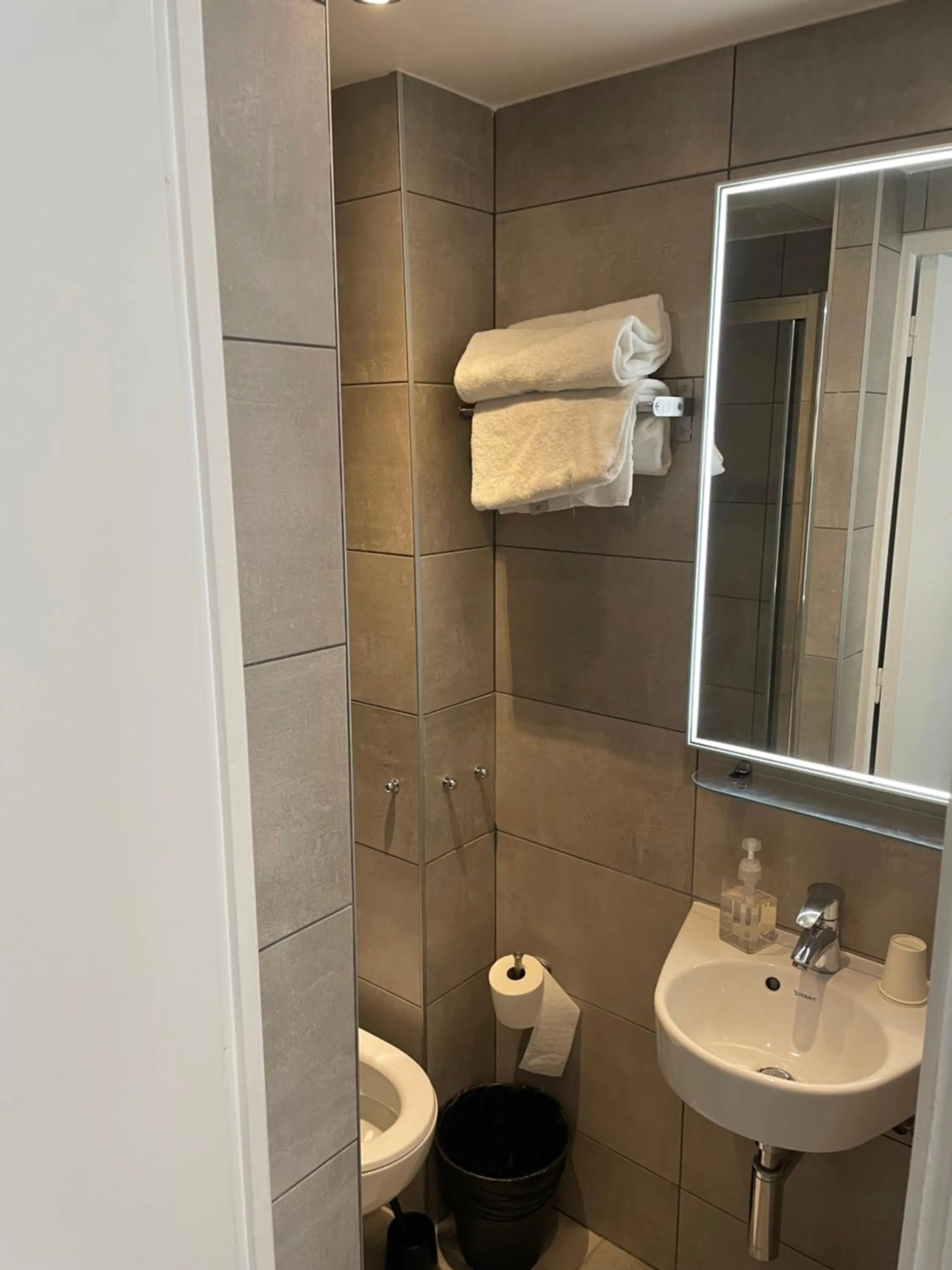 Bathroom in Mary's Hotel République