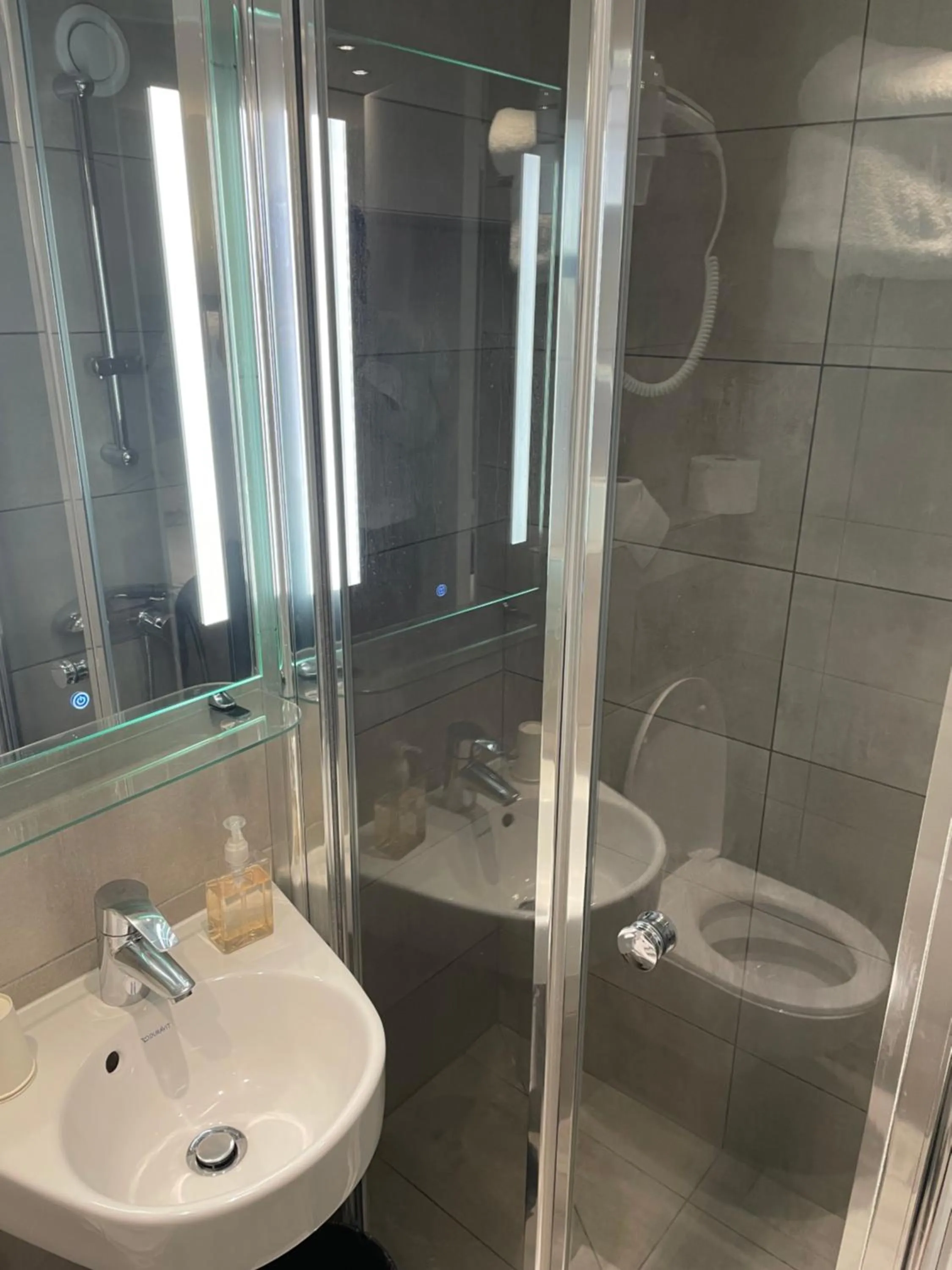 Bathroom in Mary's Hotel République