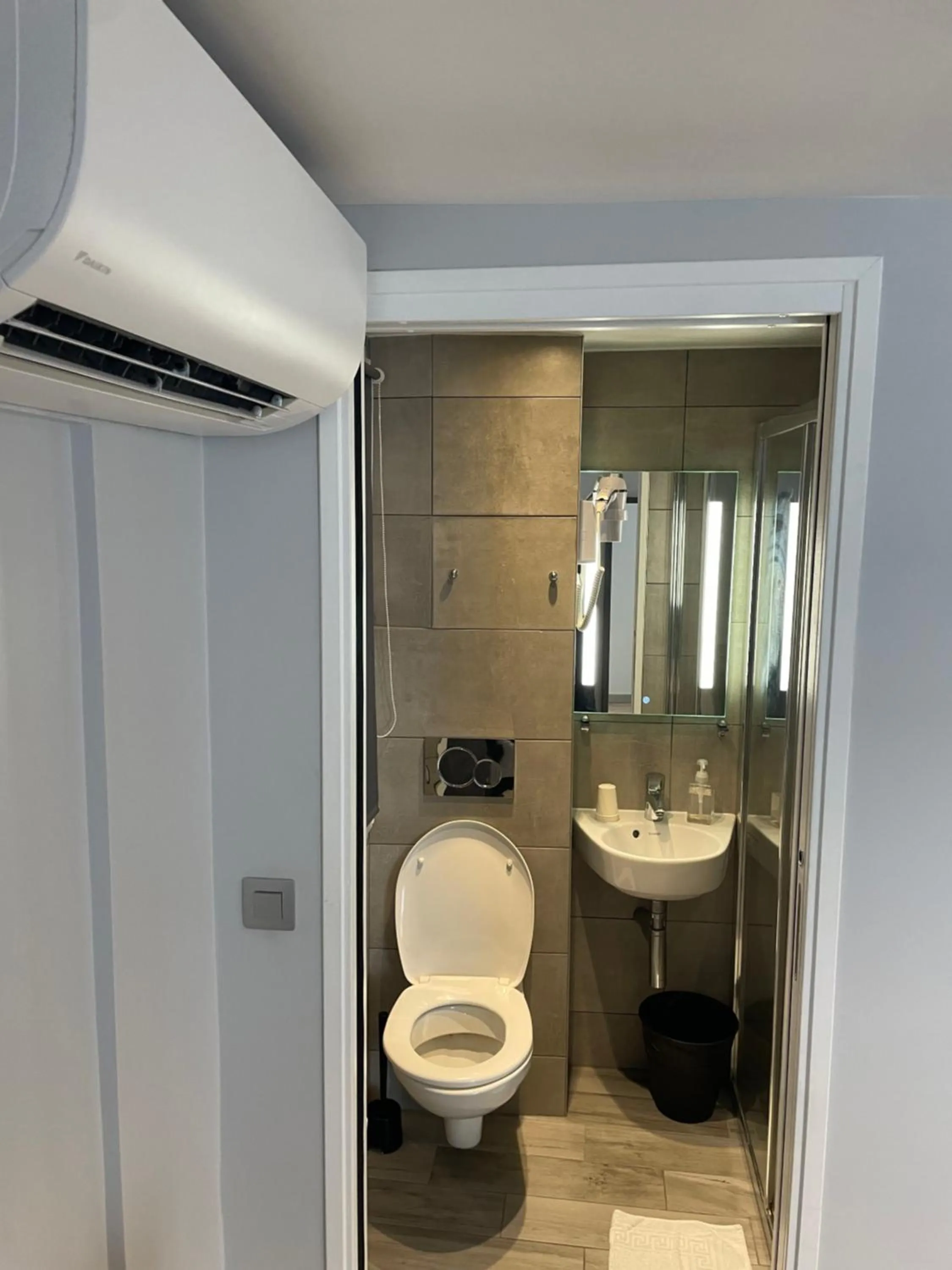 Bathroom in Mary's Hotel République