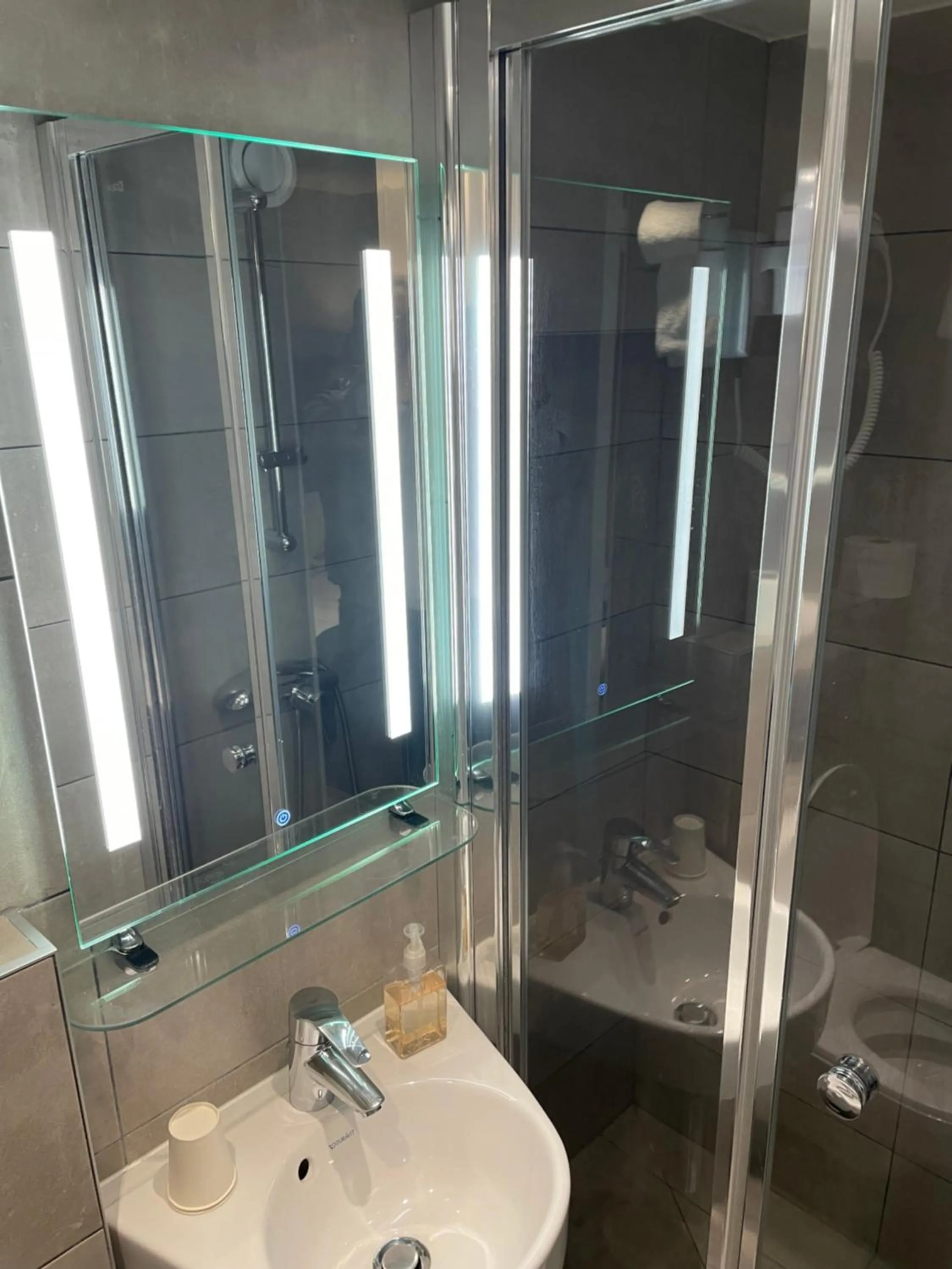 Bathroom in Mary's Hotel République