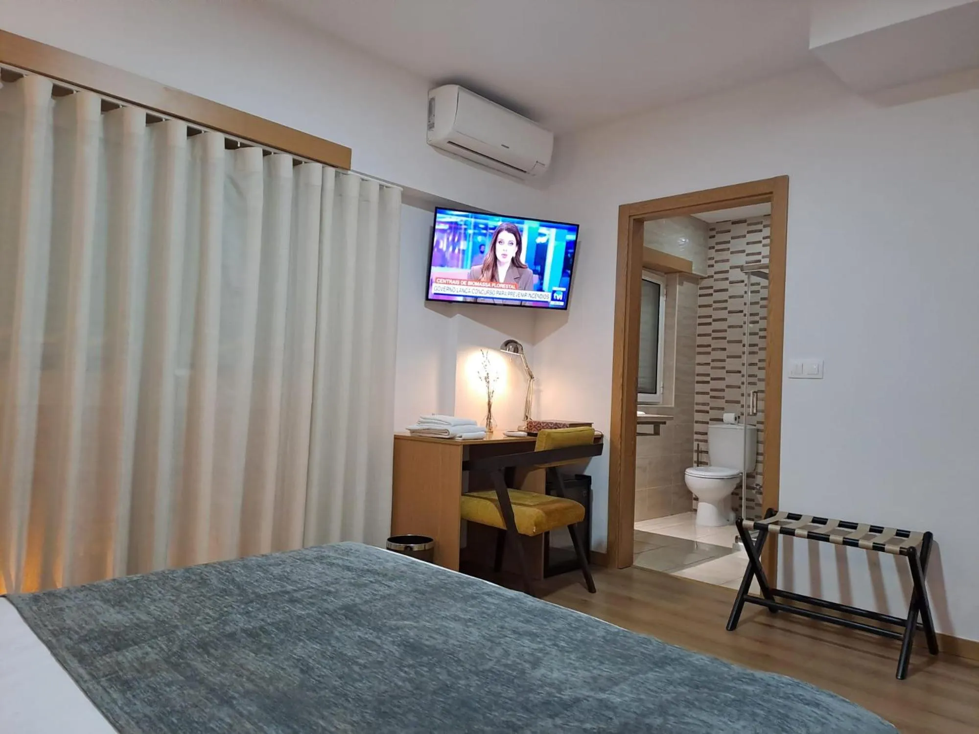 Toilet, Bed in Hotel SQUARE