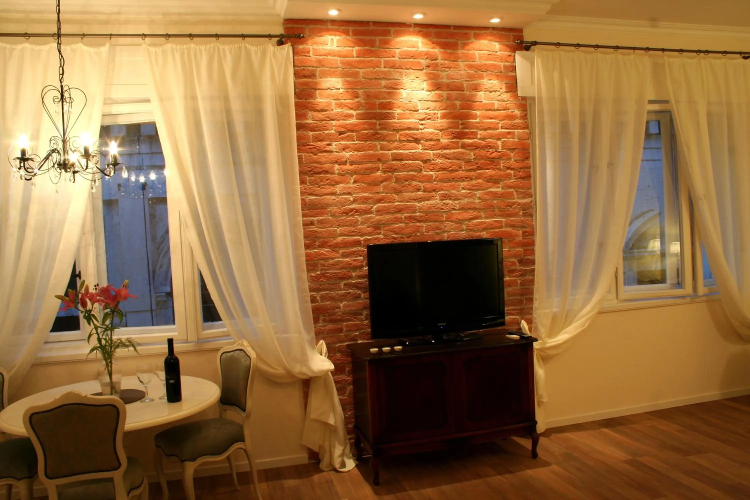 TV and multimedia in Banica Apartments & Rooms