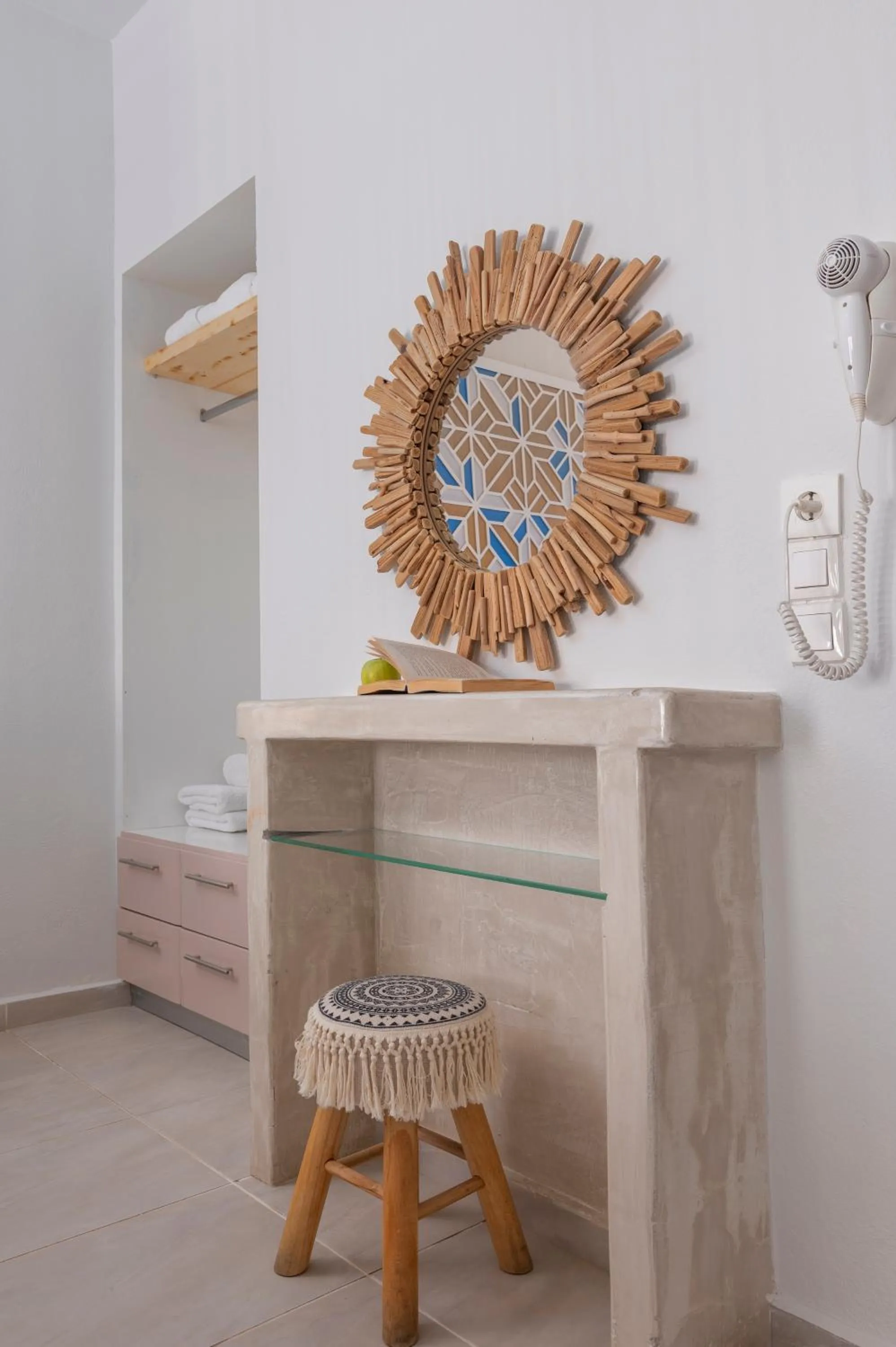 Decorative detail in Gizis Exclusive