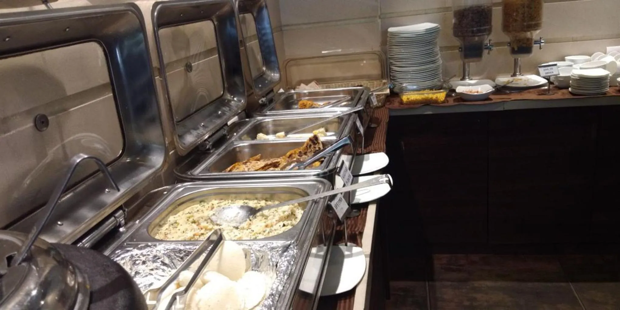 Breakfast in Le Grande Residency -Unmarried Couples are not Allowed