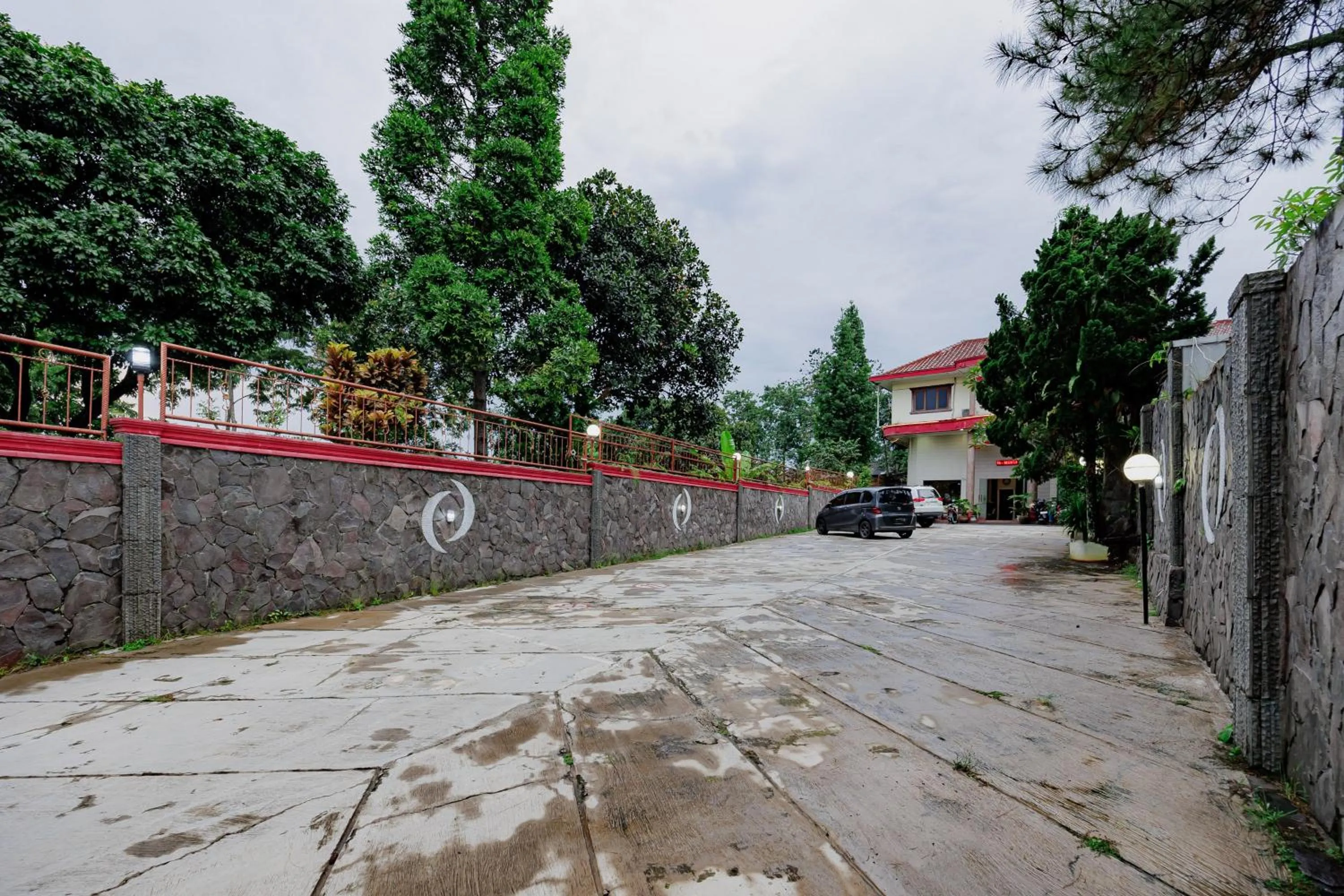 Property building in RedDoorz at Hotel Andalus Puncak