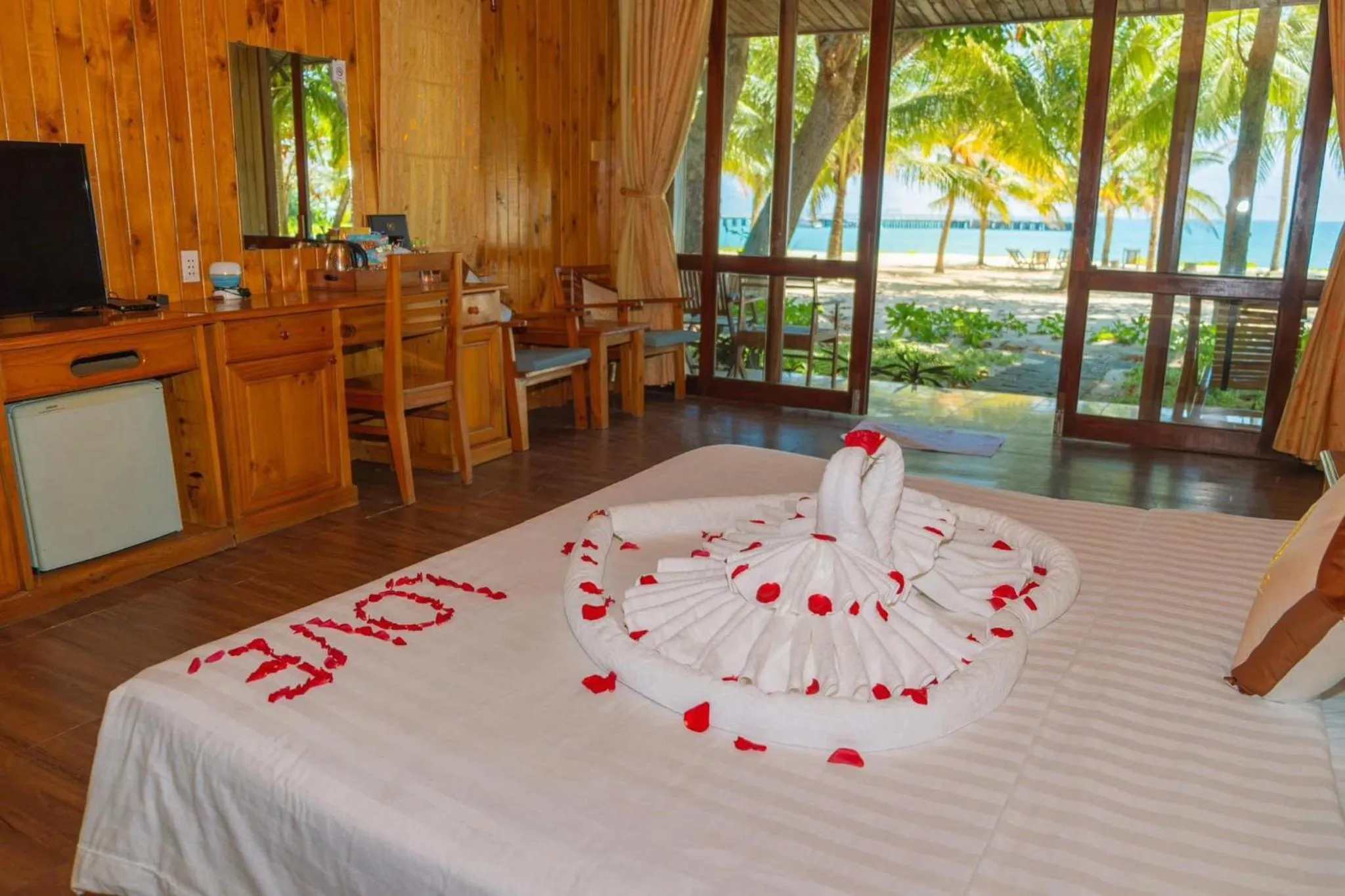Bedroom, Bed in Tan Son Nhat Con Dao Resort