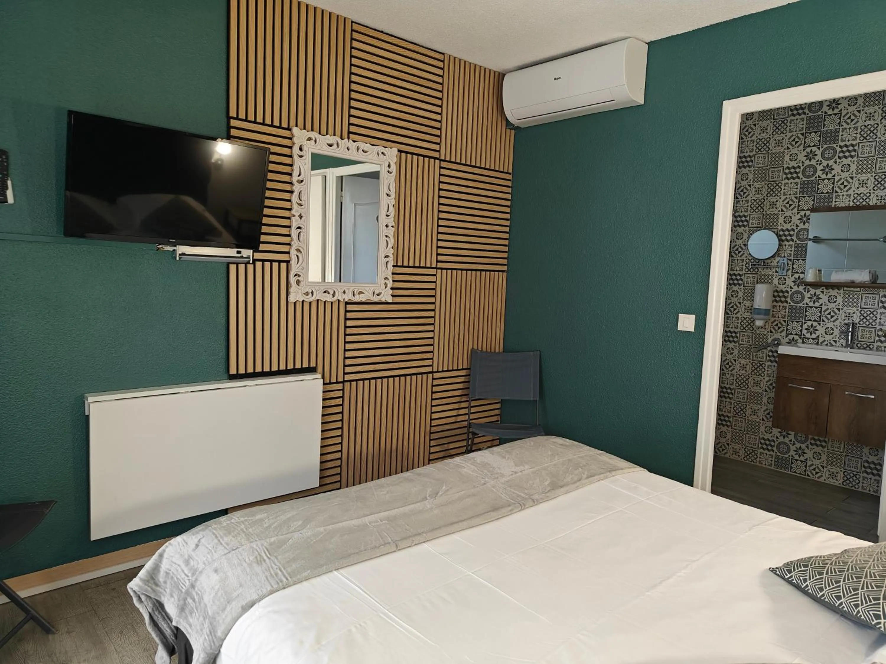 Bedroom, Bed in Auberge Des Pins