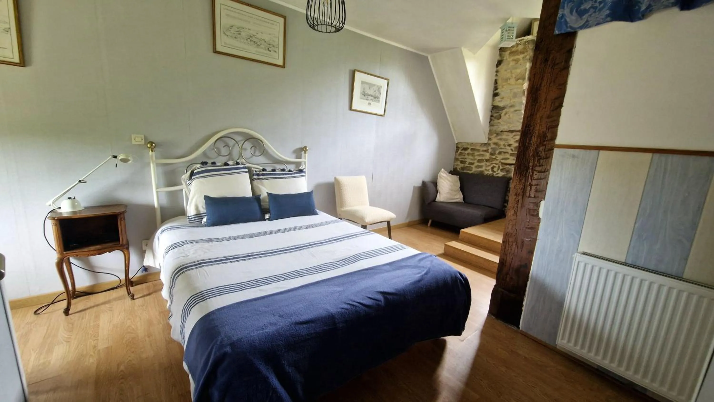 Bed in Chambres d'Hôtes du Manoir du Haut Salmon