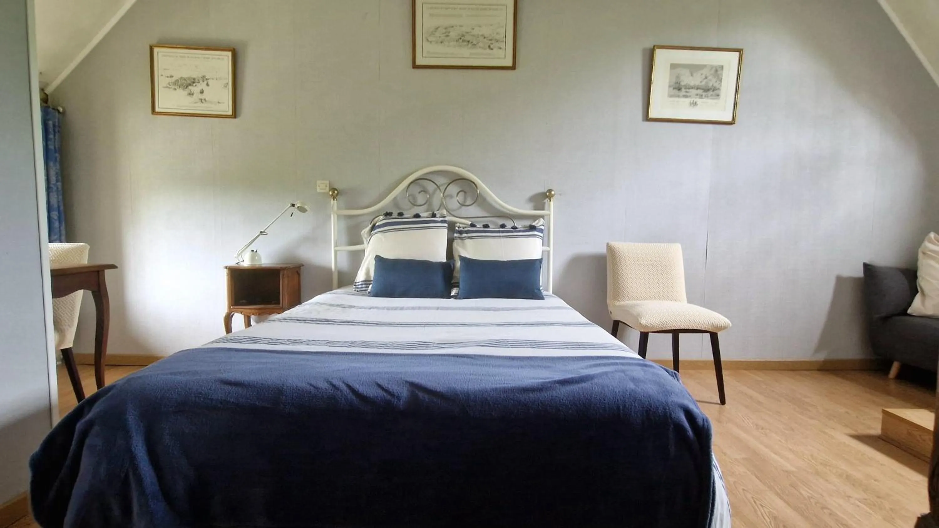 Bed in Chambres d'Hôtes du Manoir du Haut Salmon