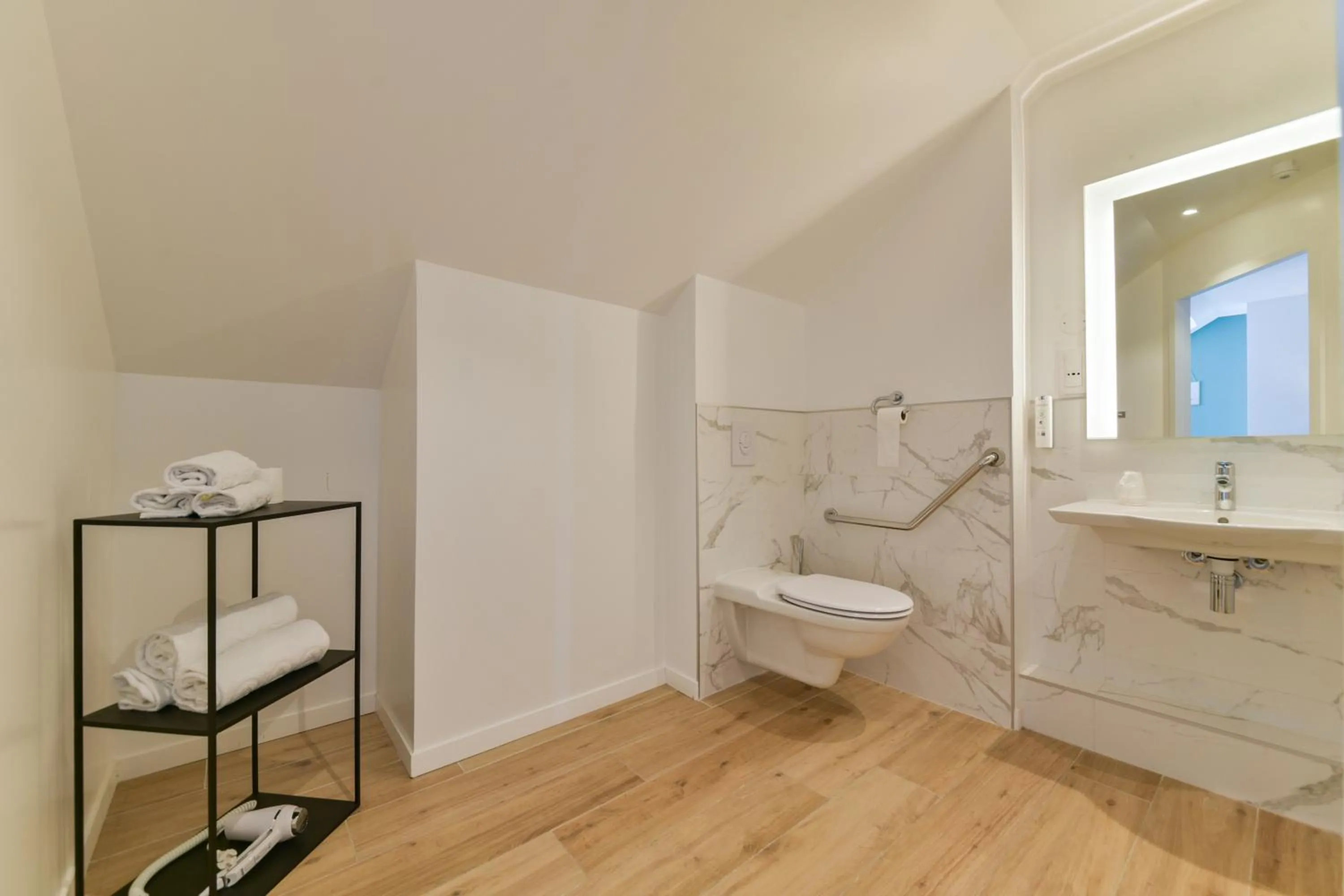 Bathroom in Kyriad Crepy En Valois