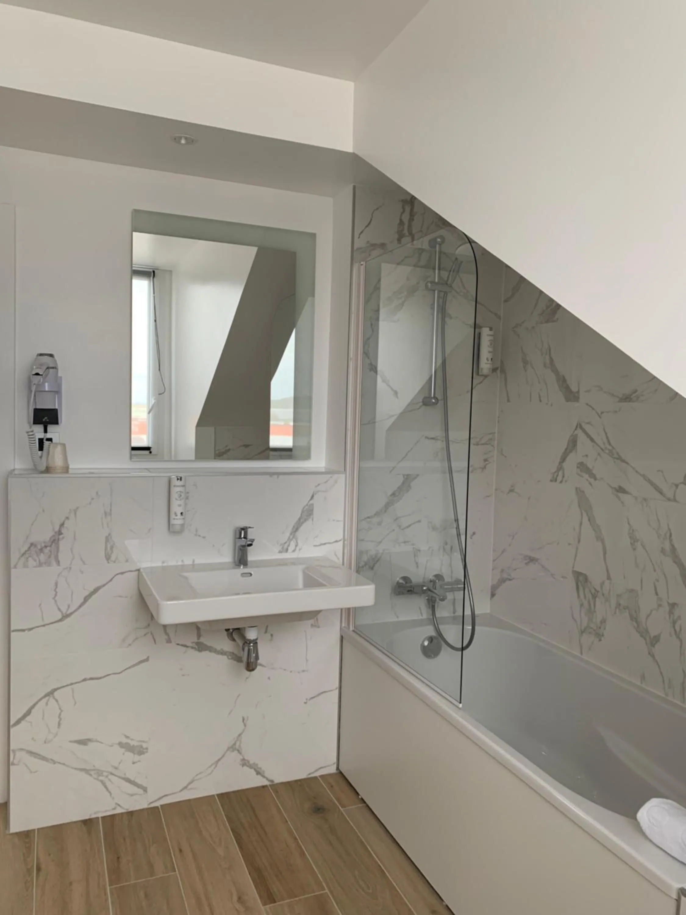 Bathroom in Kyriad Crepy En Valois