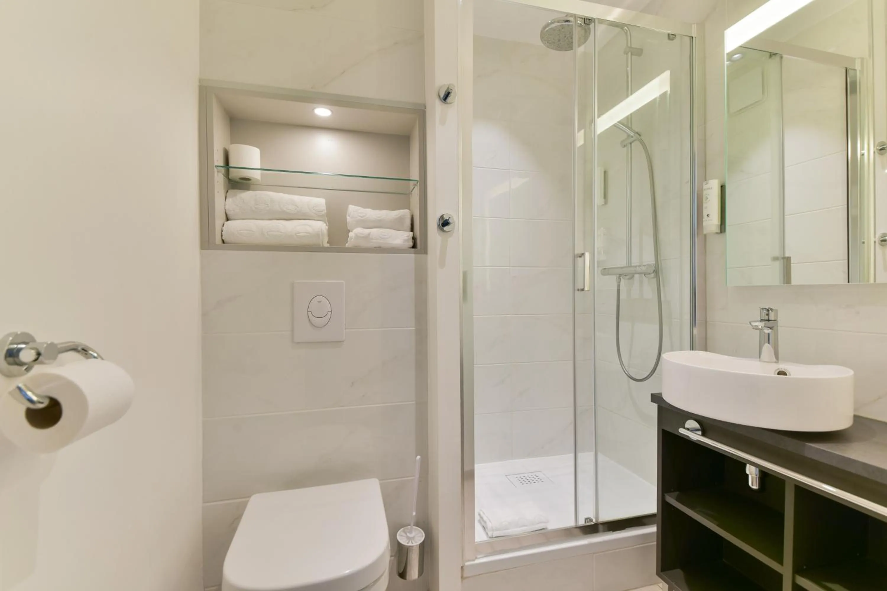 Bathroom in Kyriad Crepy En Valois