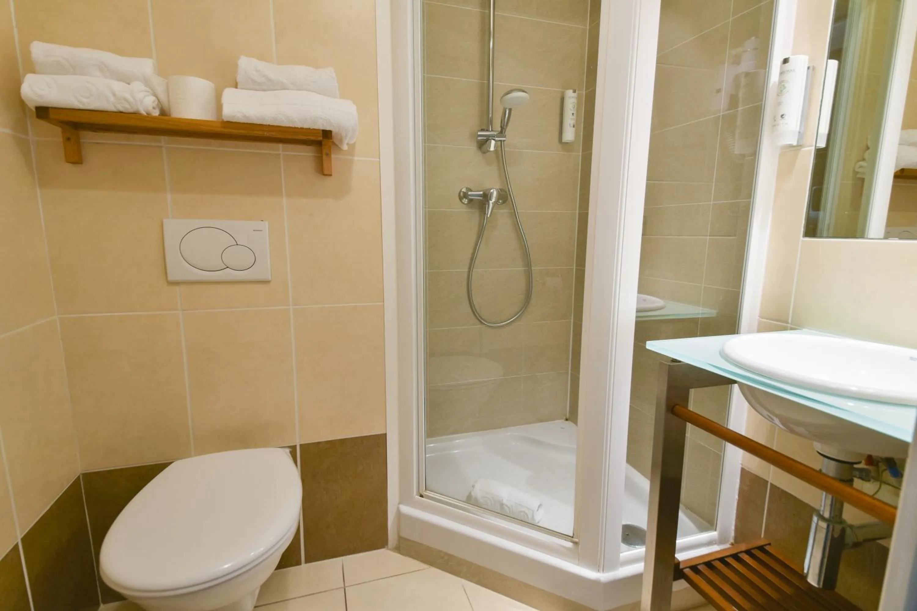 Bathroom in Kyriad Crepy En Valois