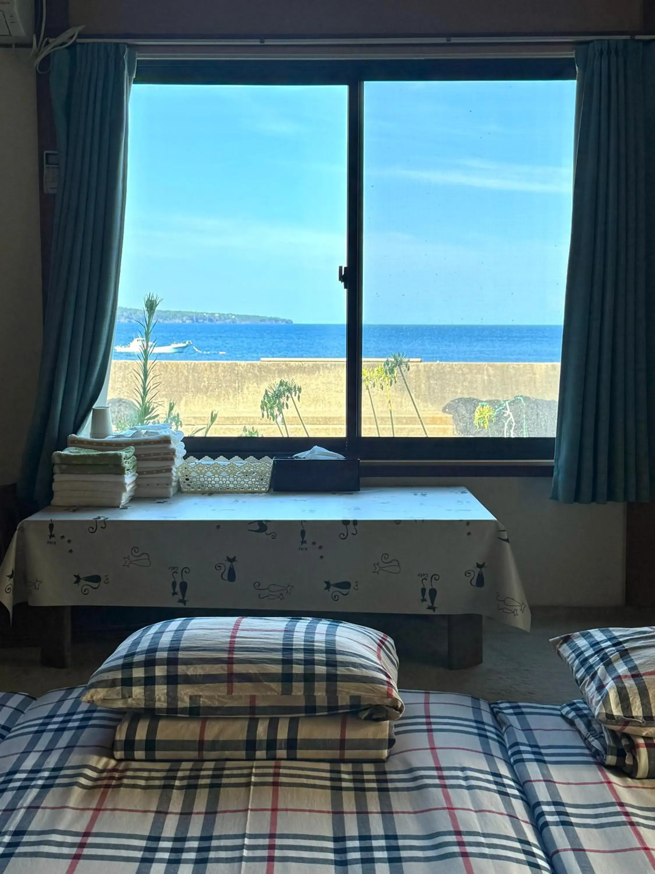 Family Room with Sea View - single occupancy in Izu Hokkawa Seaside Guesthouse 伊豆北川の家 Family Room with Sea View - single occupancy in Izu Hokkawa Seaside Guesthouse 伊豆北川の家