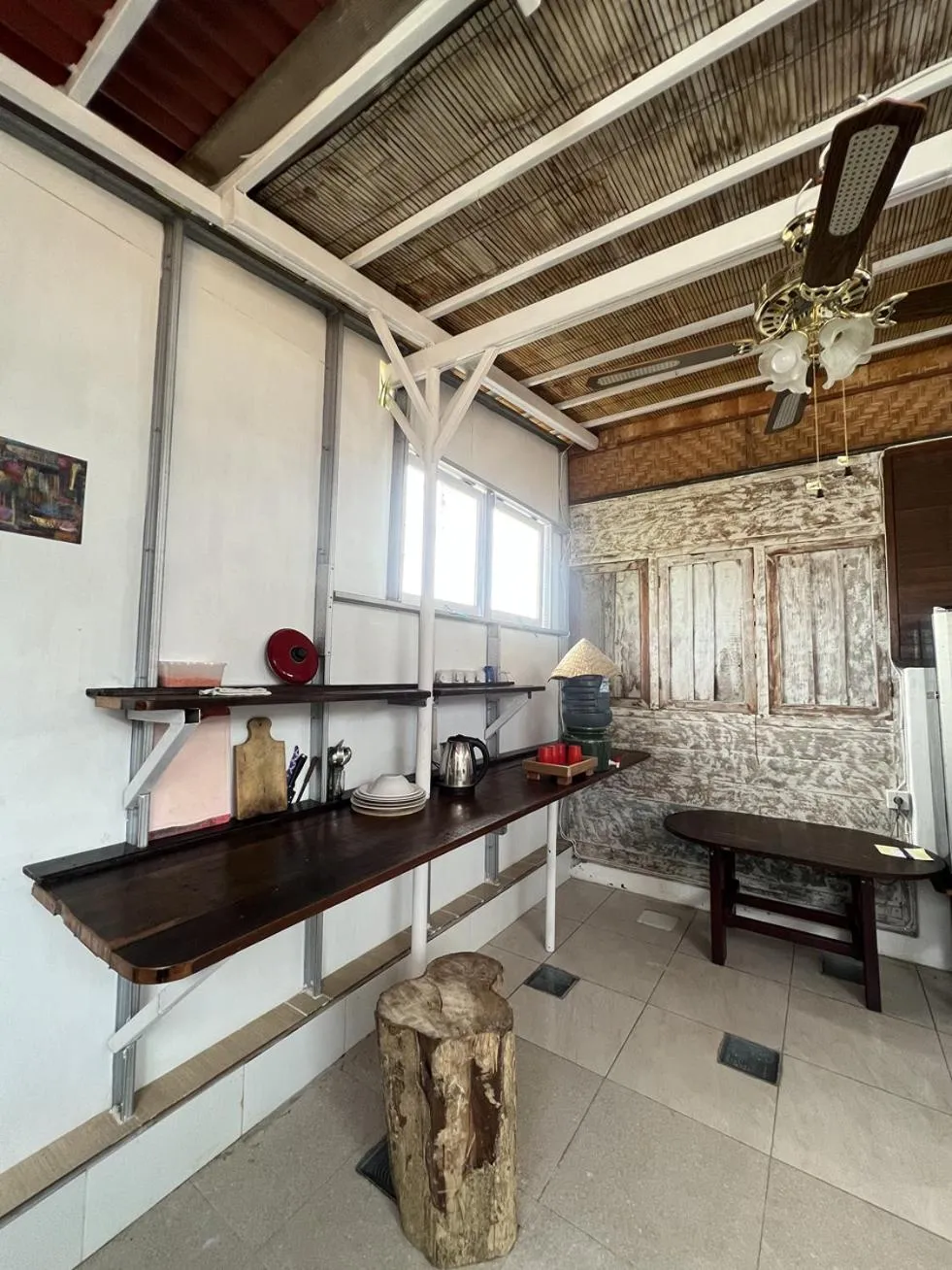 Kitchen or kitchenette in Seabreeze Hostel Bali