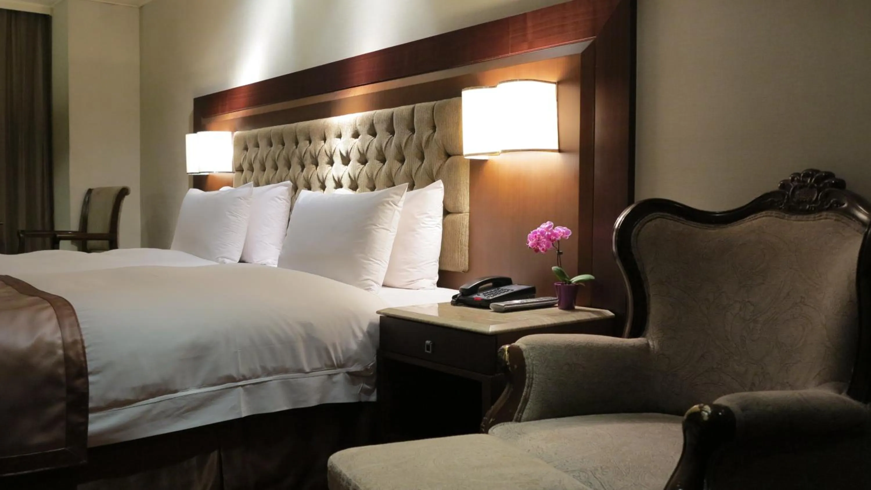 Bed in Taipei Charming City Hotel